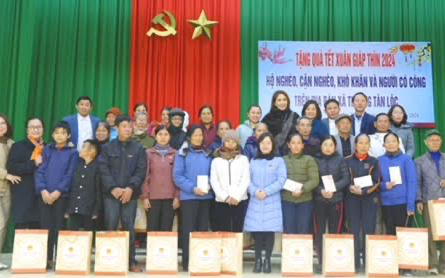 Phó trưởng Đoàn đại biểu Quốc hội trao quà Tết cho người nghèo tại huyện Nam Đàn