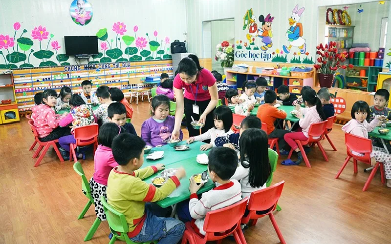 Sở Giáo dục và Đào tạo trả lời cử tri Nguyễn Thị Hà, Hiệu trưởng Trường Mầm non xã Lạng Khê, huyện Con Cuông về hỗ trợ tiền ăn cho trẻ mầm non và tiền trực trưa cho giáo viên Mầm non