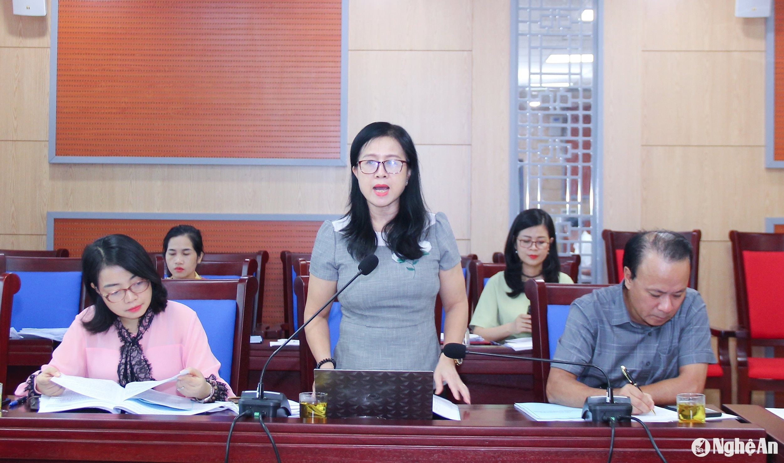 bna_-dong-chi-luc-thi-lien-pho-truong-ban-van-hoa-xa-hoi-hdnd-tinh-neu-y-kien-tham-tra-tai-cuoc-hop.-anh-mai-hoa.jpg