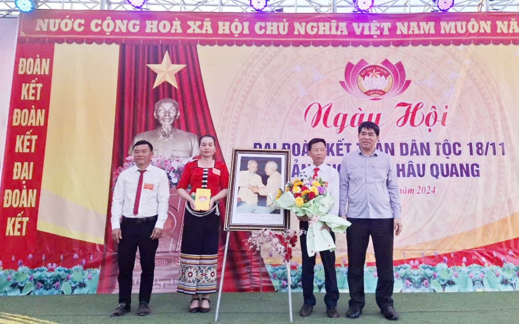 Đại biểu Quốc hội Vi Văn Sơn dự ngày hội đại đoàn kết dân tộc tại bản Ạng, xã Châu Quang