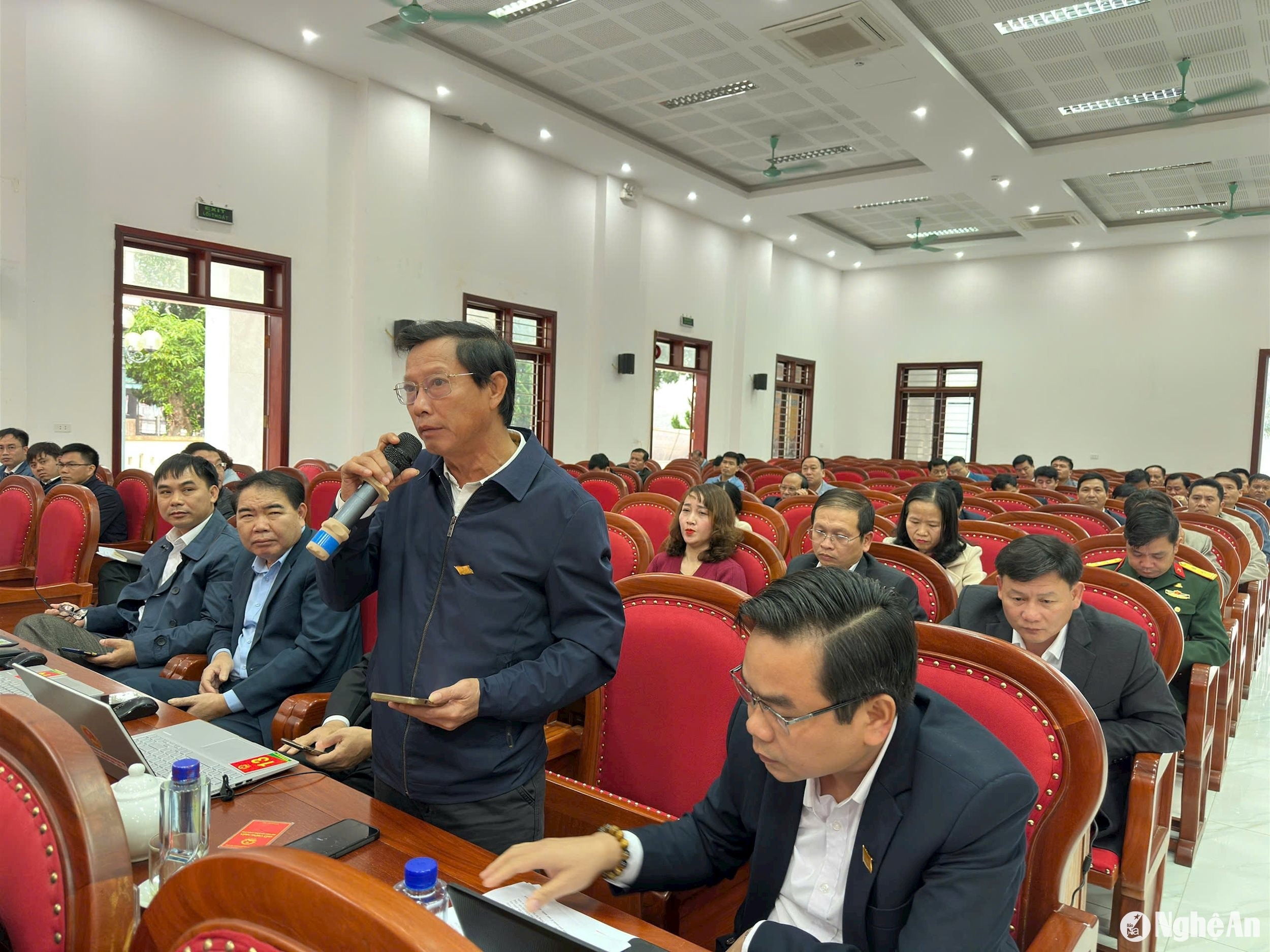 bna_dai-bieu-nguyen-giang-hoai-chat-van-tai-ky-hop.jpg