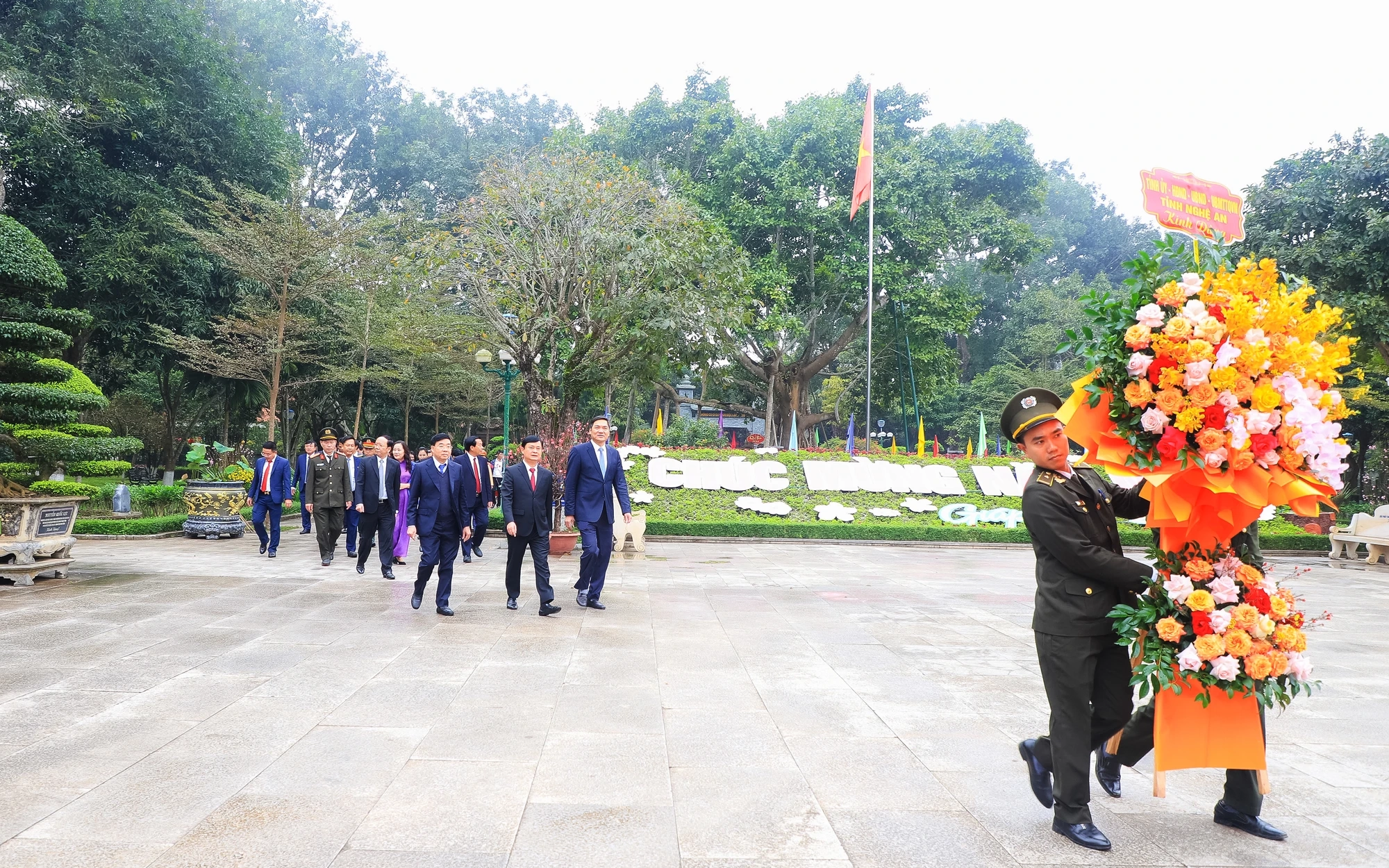 Lãnh đạo tỉnh Nghệ An dâng hoa, dâng hương tưởng niệm Chủ tịch Hồ Chí Minh và Tổng Bí thư Lê Hồng Phong
