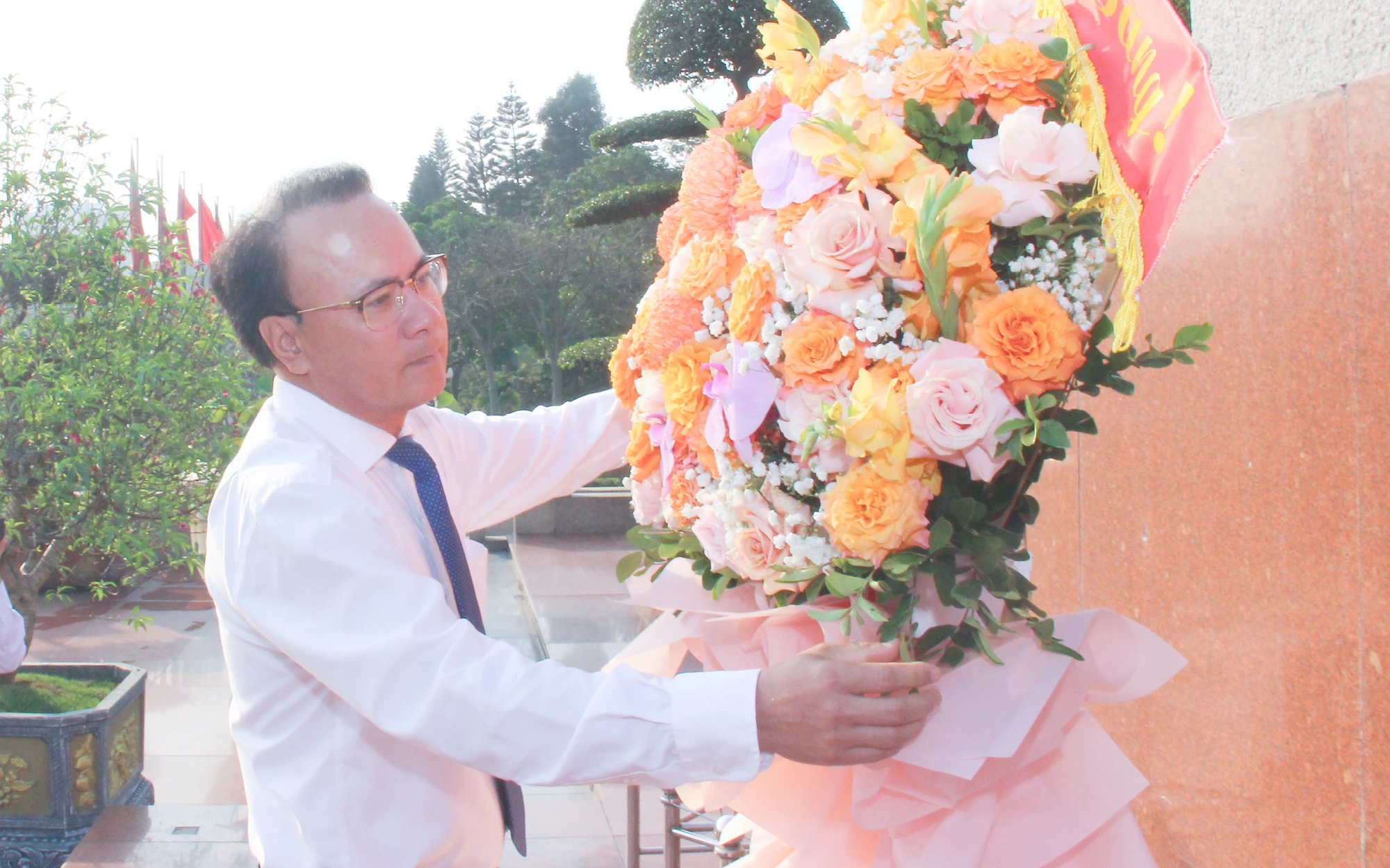Thường trực HĐND tỉnh Nghệ An dâng hoa tưởng niệm Chủ tịch Hồ Chí Minh