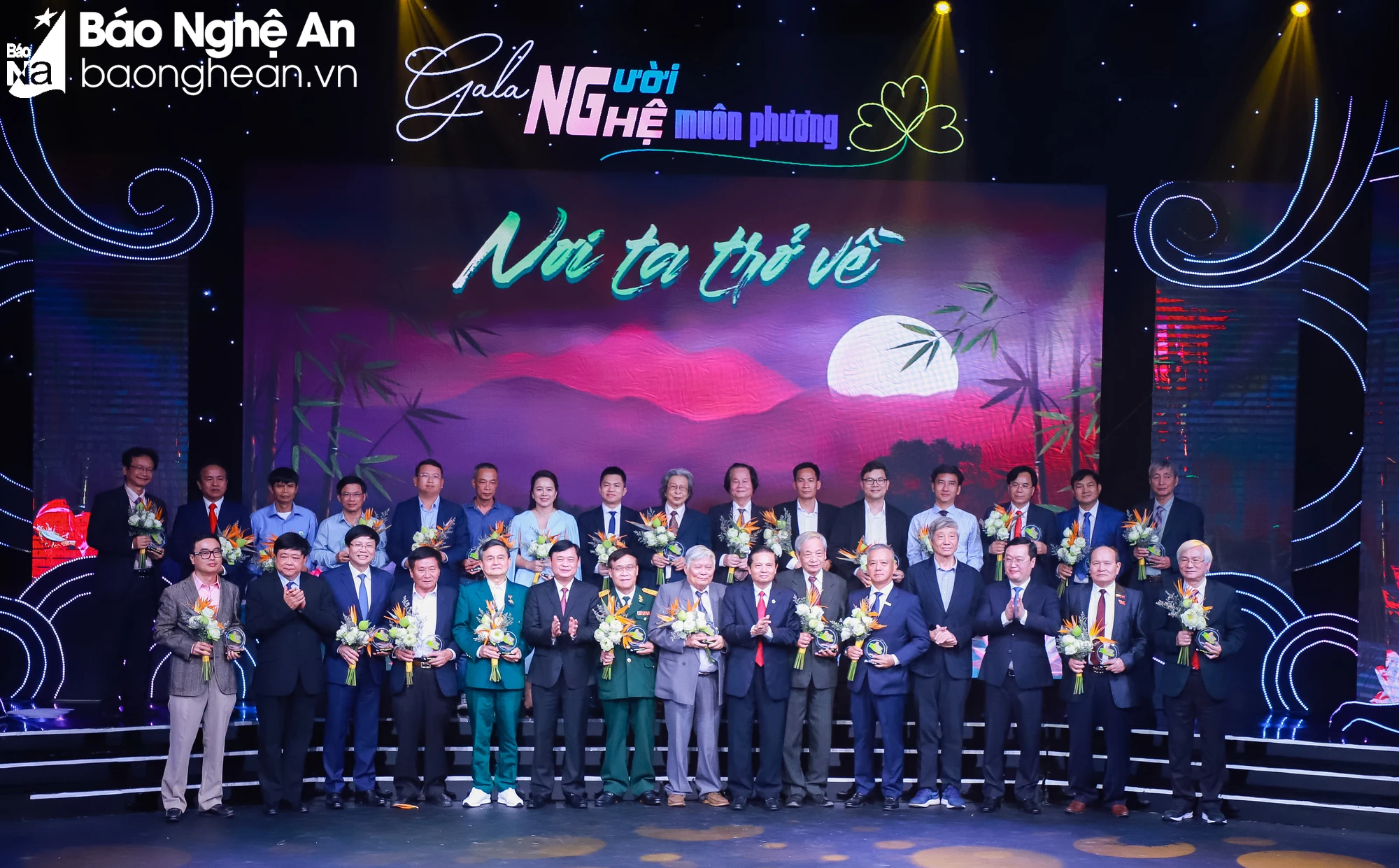 bna-bi-thu-tinh-uy-thai-thanh-quy-va-pho-bi-thu-tinh-uy-chu-tich-ubnd-tinh-nguyen-duc-trung-da-trao-ky-niem-chuong-va-hoa-cho-cac-khach-moi-tham-du-chuong-trinh-6306.jpg.webp