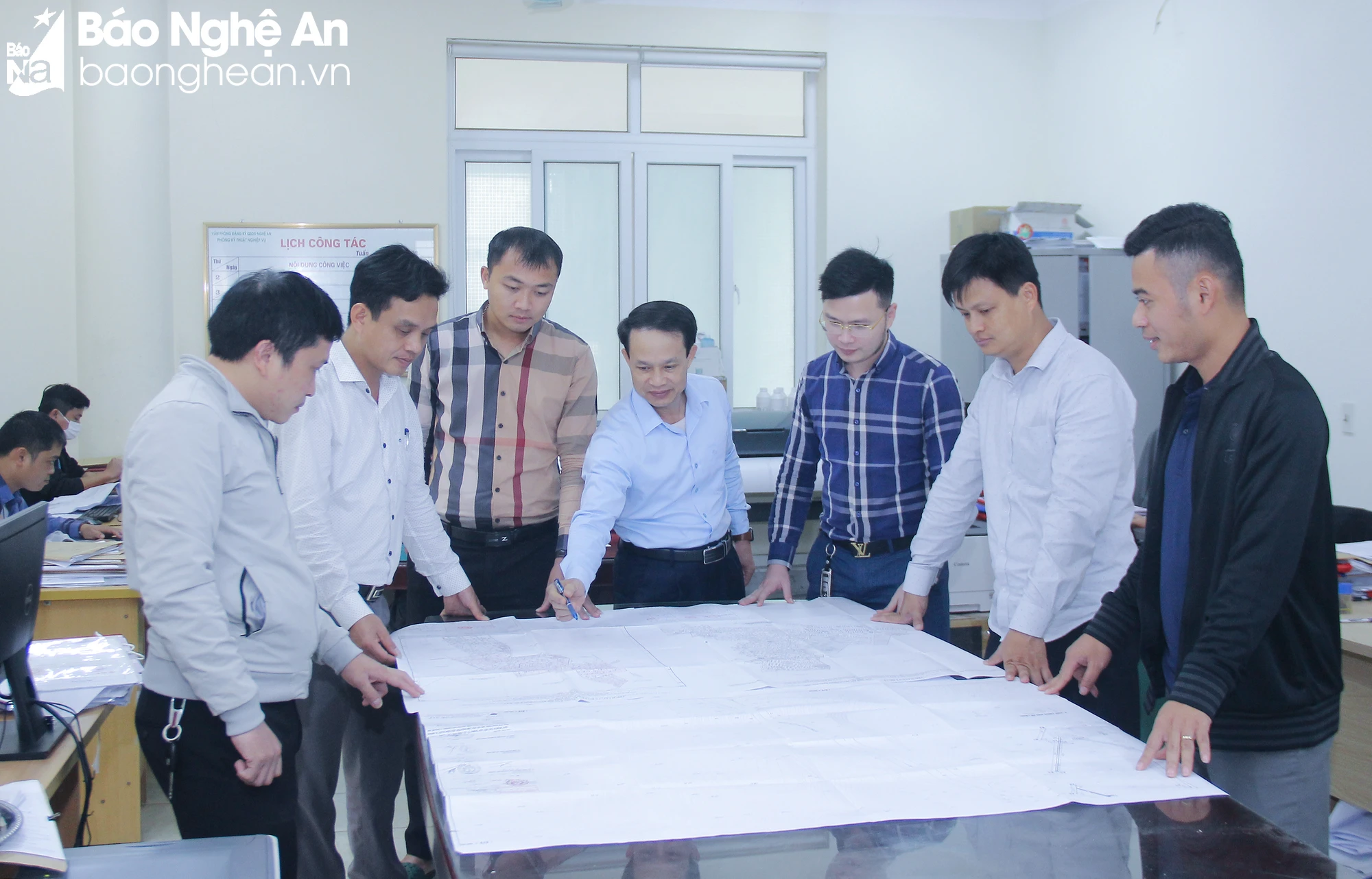 bna-mh-can-bo-nganh-tai-nguyen-moi-truong-xac-dinh-cac-vi-tri-dat-tren-ban-do-817.jpg.webp