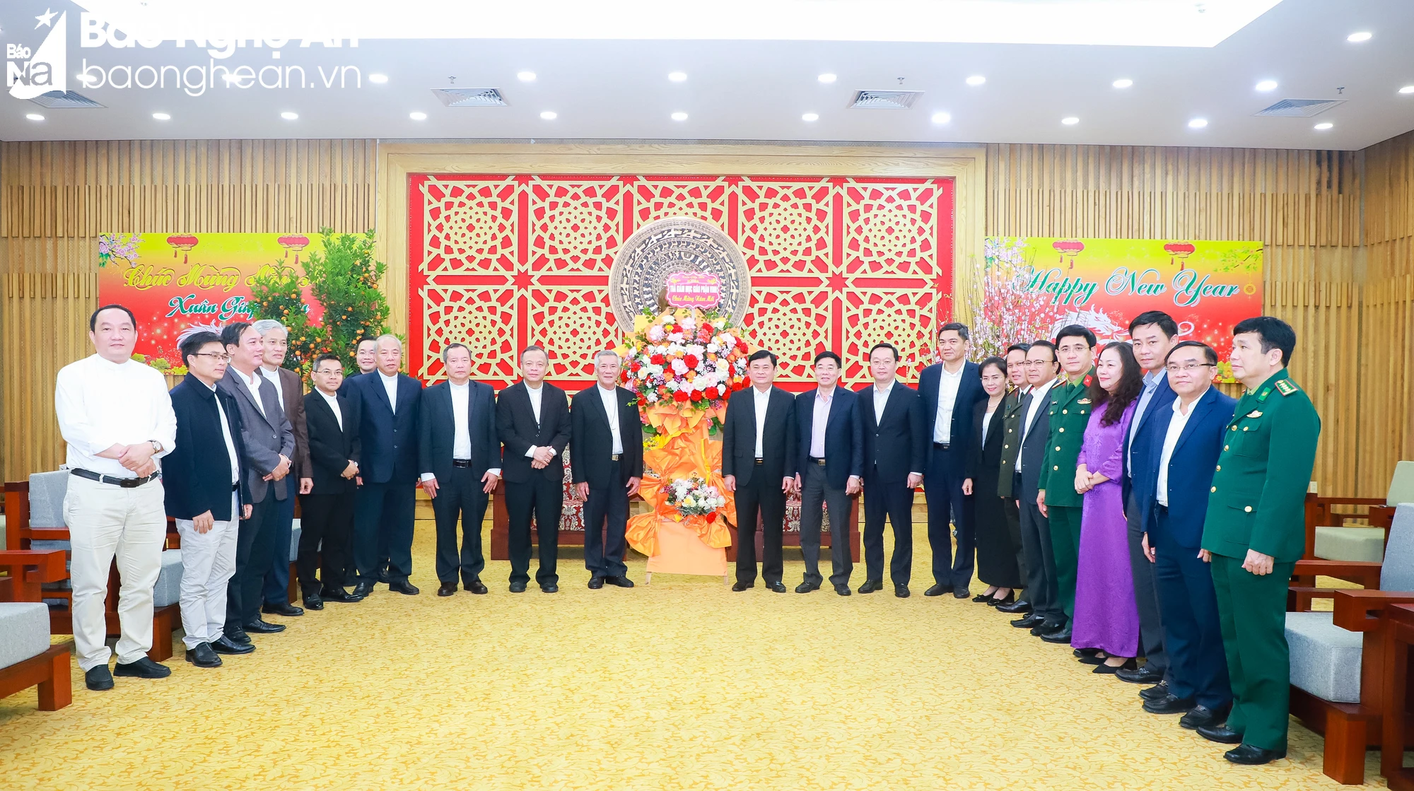 bna-phai-doan-toa-giam-muc-giao-phan-vinh-tang-hoa-chuc-mung-tinh-uy-hdnd-ubnd-uy-ban-mttq-tinh-nghe-an-nhan-dip-nam-moi-giap-thin-2024-4693.jpg.webp