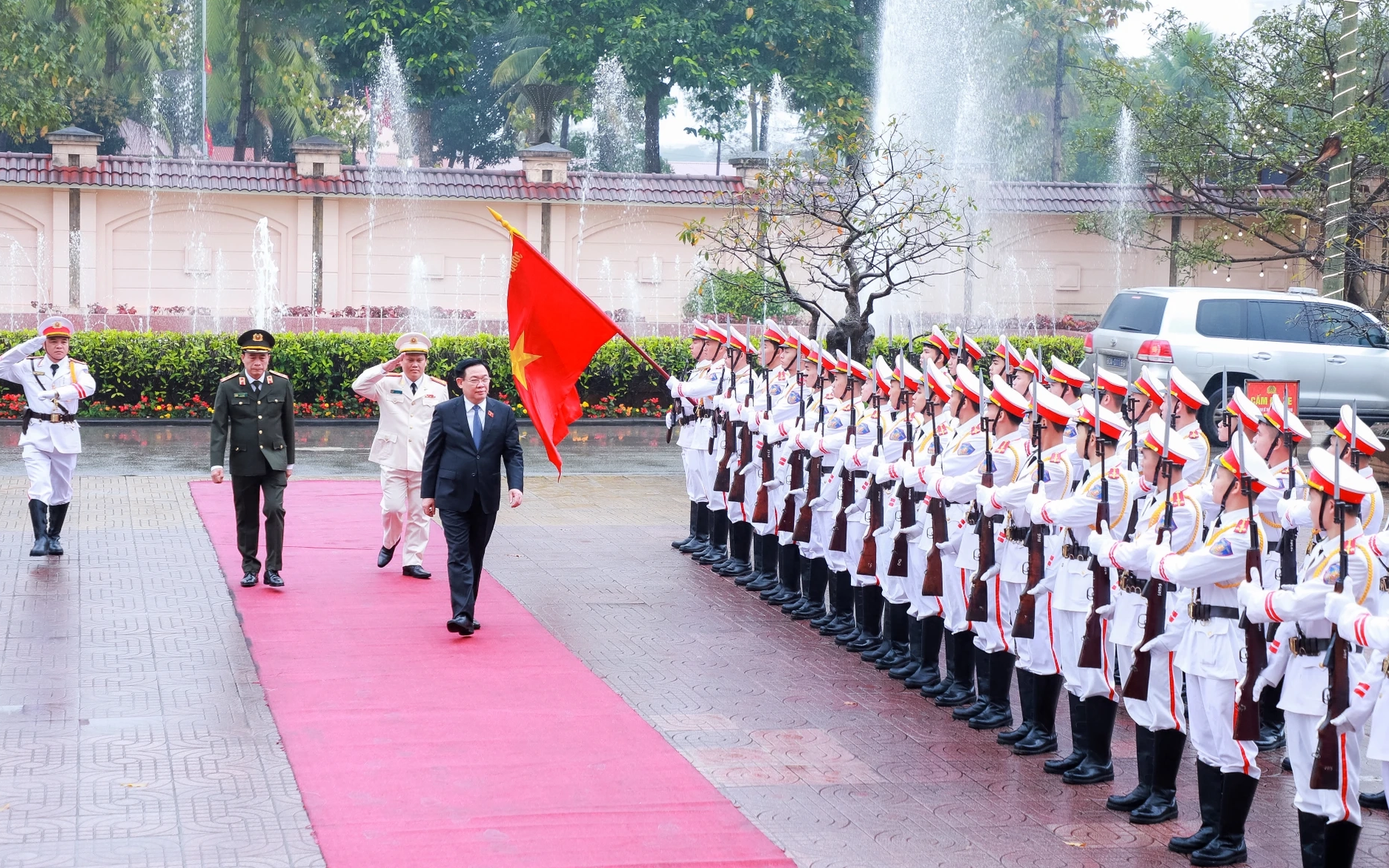 Chủ tịch Quốc hội Vương Đình Huệ thăm, chúc Tết cán bộ, chiến sĩ Công an Nghệ An