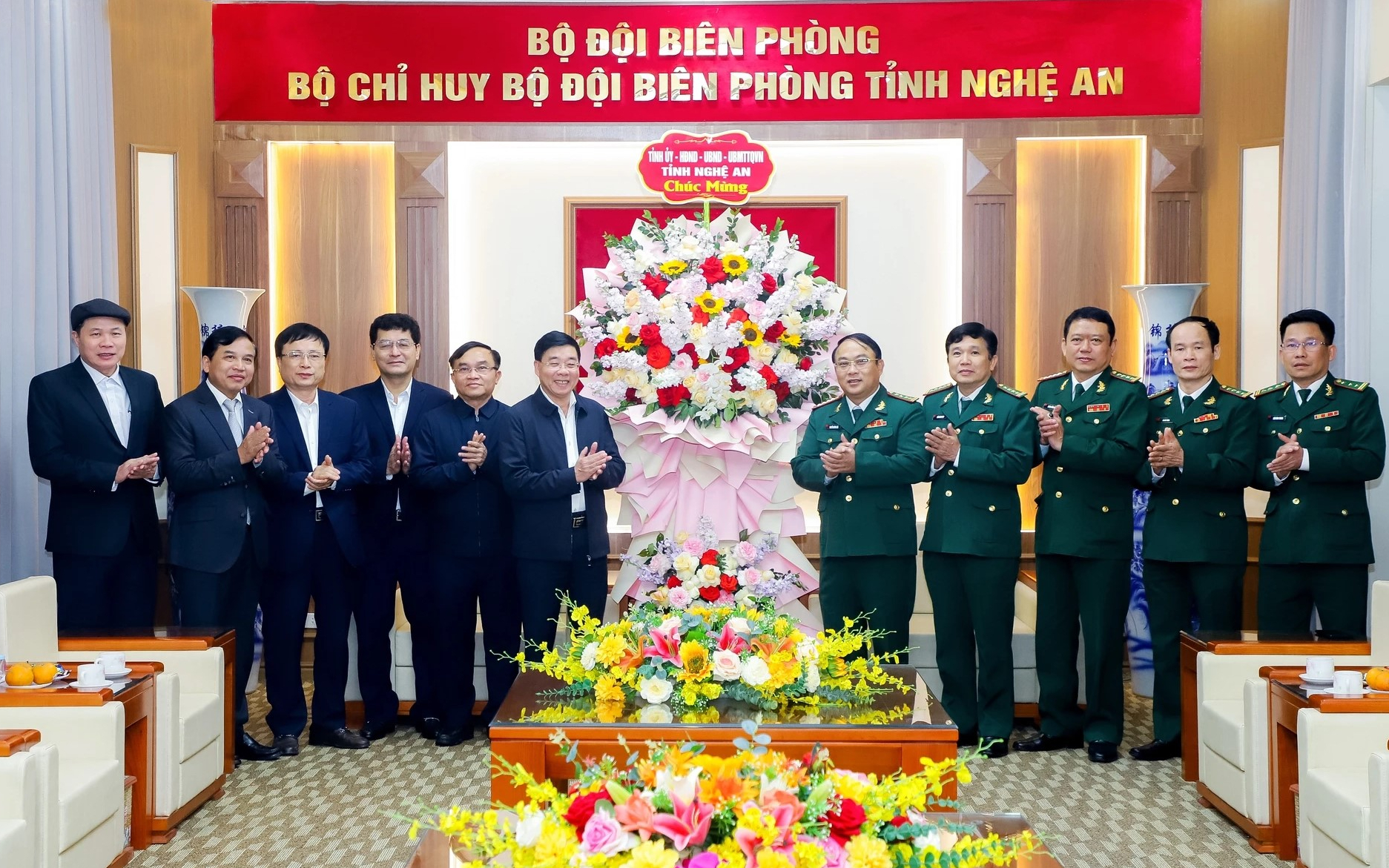 Thường trực Tỉnh uỷ chúc mừng Bộ Chỉ huy Bộ đội Biên phòng tỉnh nhân ngày truyền thống