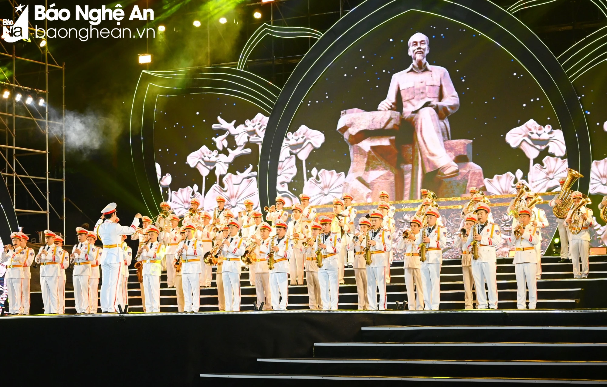 bna-dan-nhac-ken-bieu-dien-tai-chuong-trinh-anh-thanh-cuong-5825.jpg.webp