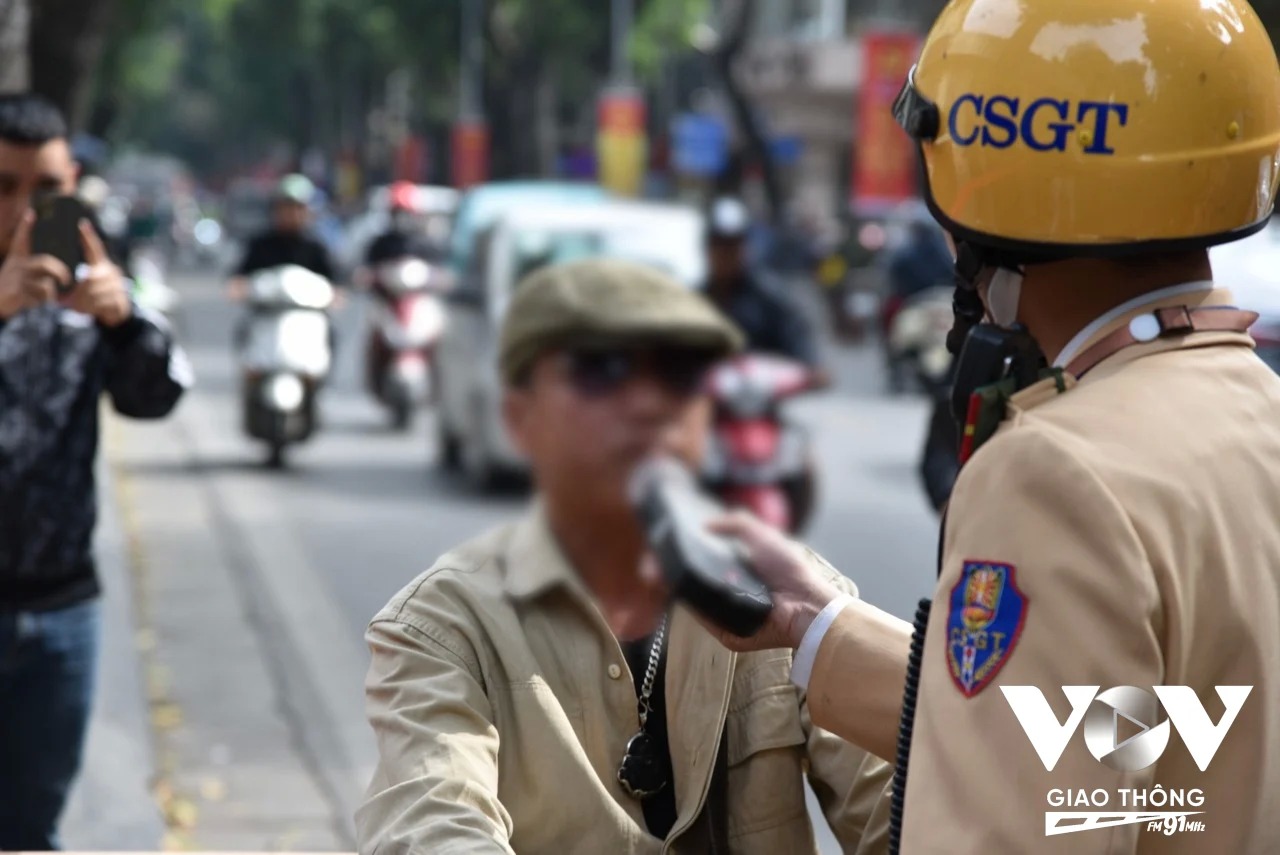 a1-nhieu-tai-xe-ung-ho-gioi-han-nong-do-con-bang-0-nhung-ben-canh-do-cung-mong-co-tram-do-mien-phi-cho-nguoi-dan-tu-chu-dong-truoc-khi-lai-xe-0742.jpg