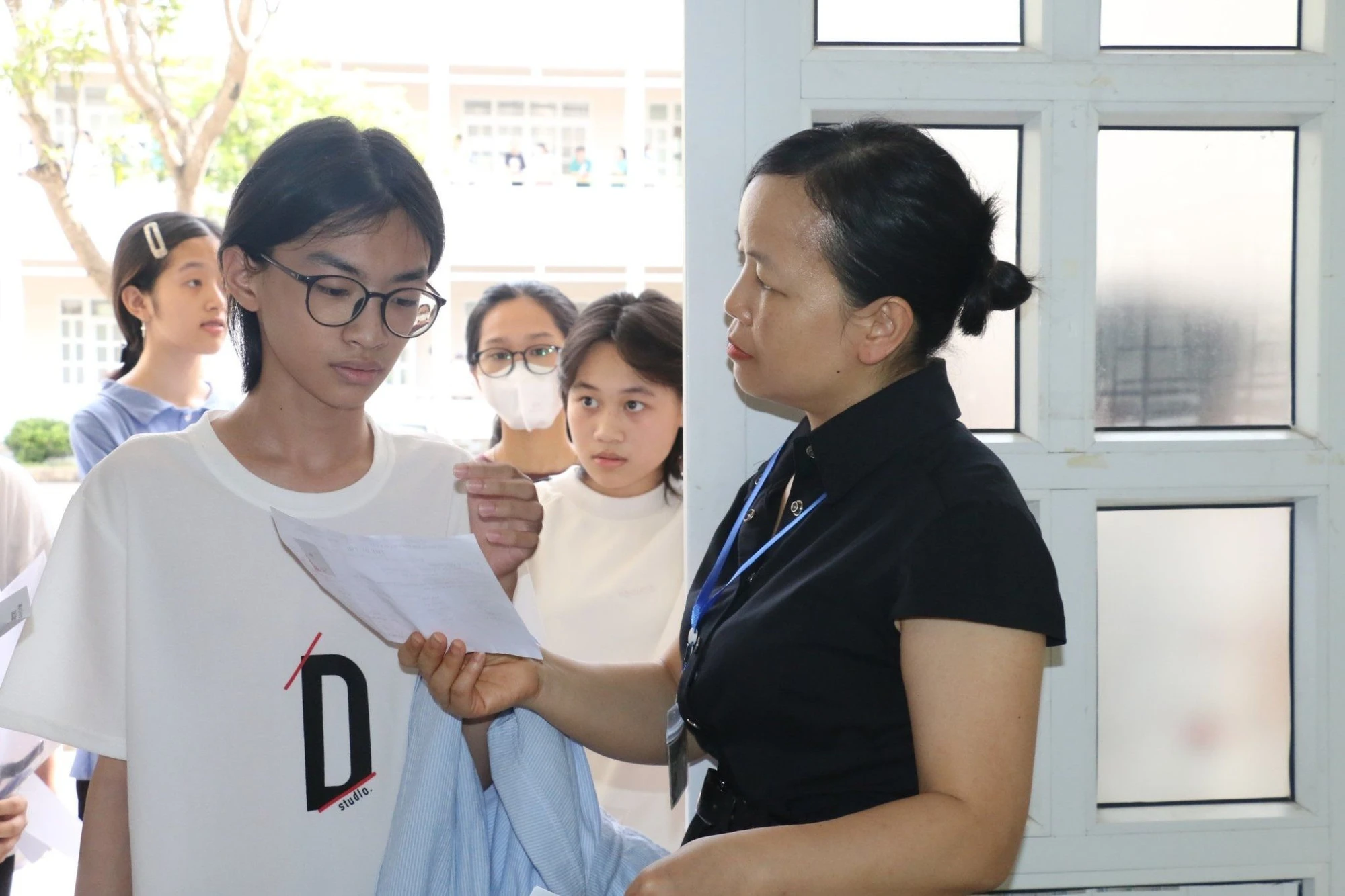 thi-sinh-tham-du-ky-thi-tuyen-sinh-vao-lop-10-3-65.jpg.webp