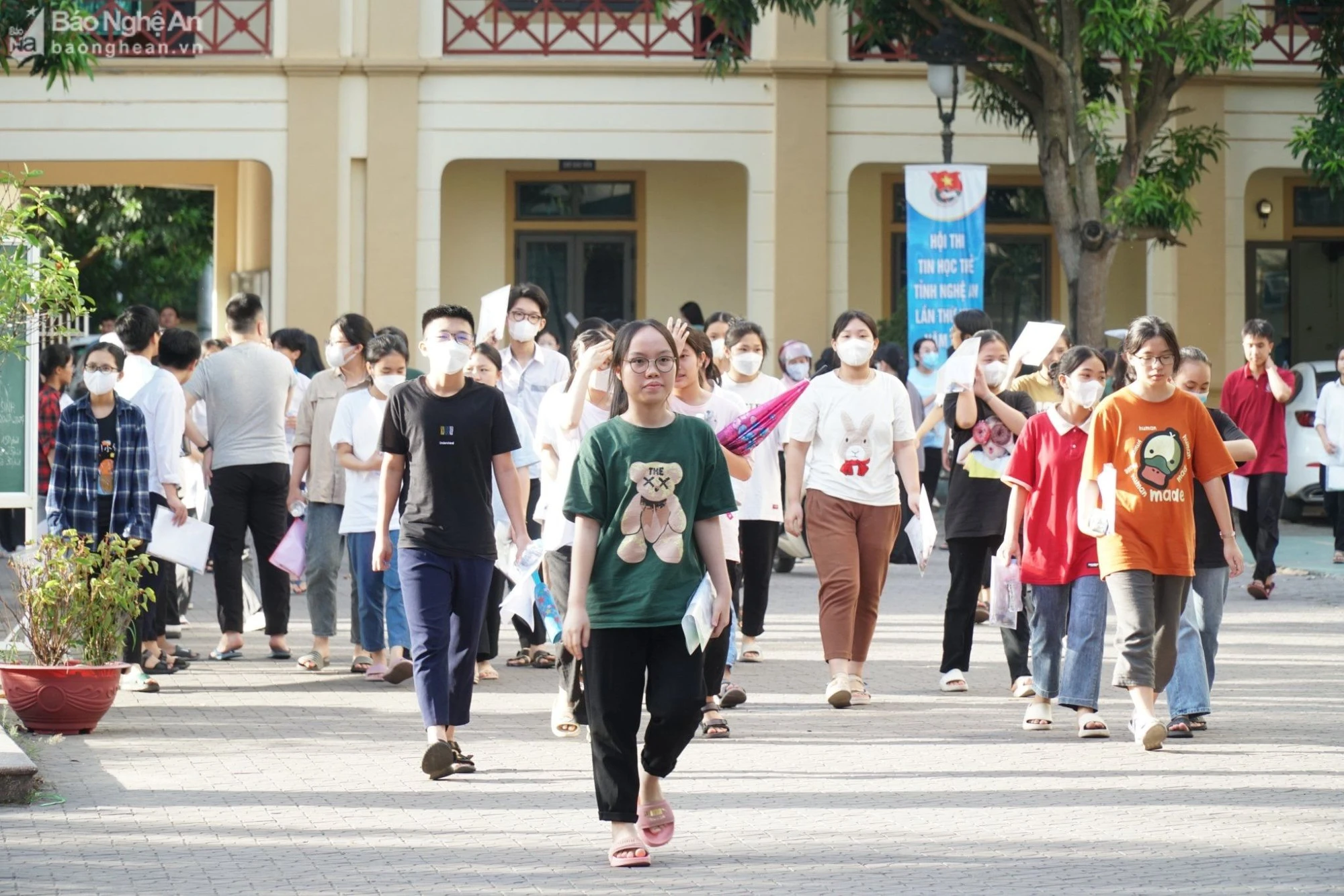 thi-sinh-tham-du-ky-thi-tuyen-sinh-vao-lop-10-4-4057.jpg.webp