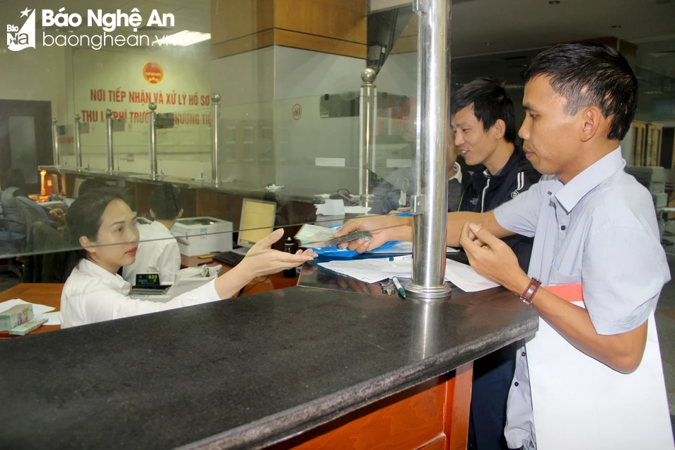 bna-nguoi-dan-giao-dich-tai-chi-cuc-thue-vinh-anh-quang-an-5075.jpg.webp