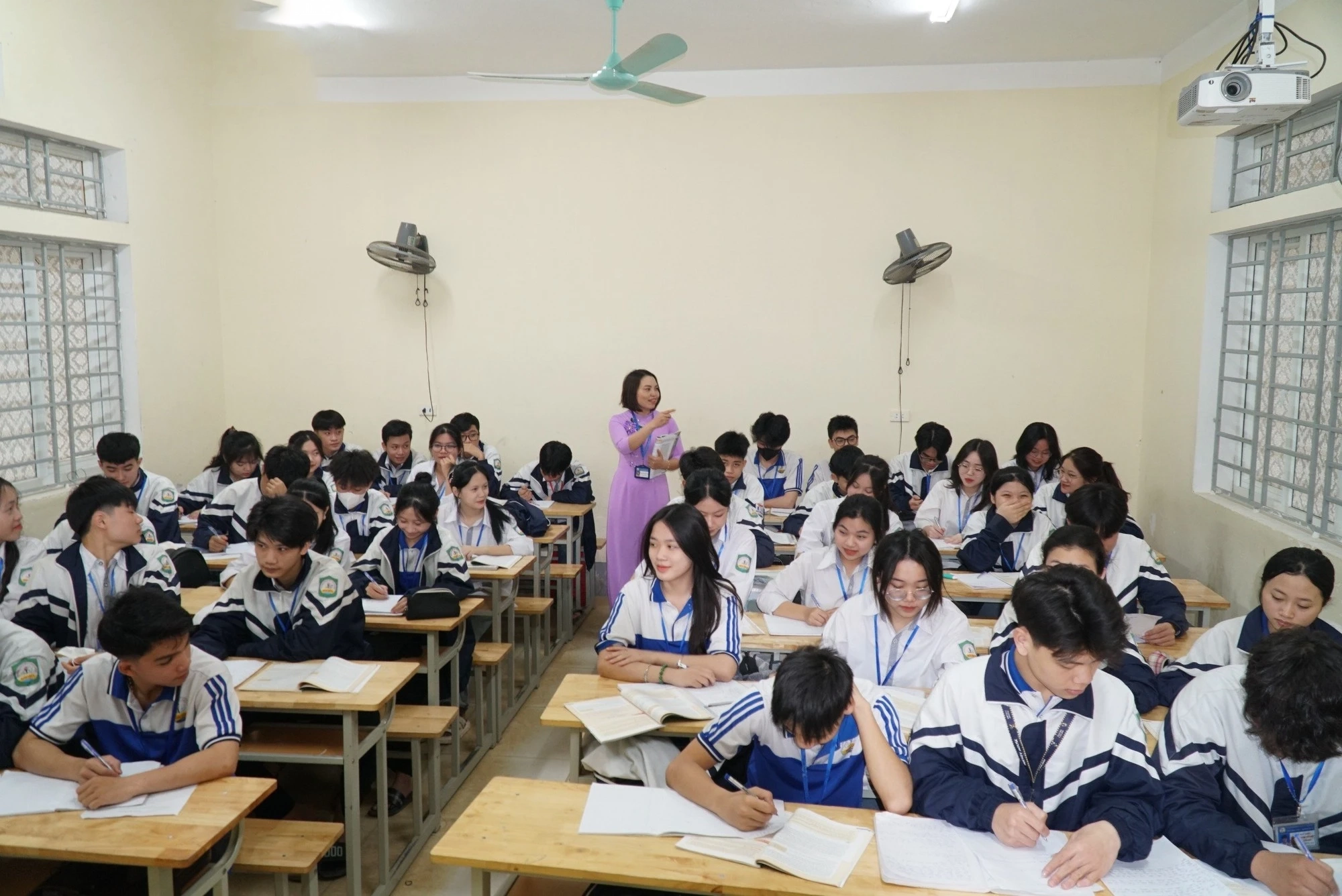 tiet-hoc-ngu-van-cua-hoc-sinh-truong-thpt-nghi-loc-4-9879-7813.jpeg.webp