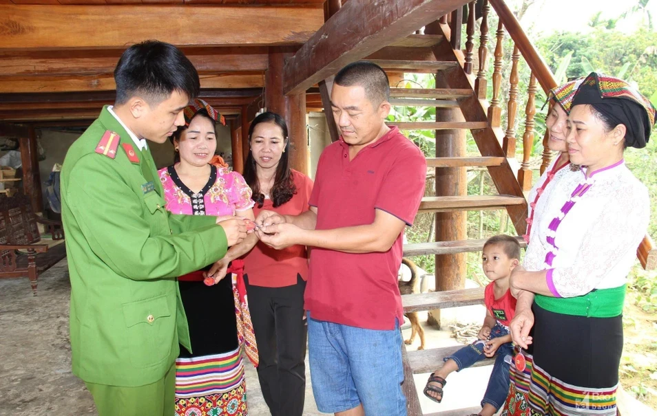 cong-an-huyen-quy-hop-tang-22moc-khoa-binh-yen22-cho-nguoi-dan-ban-banh-xa-chau-quang-anh-tu-lieu-hoai-thu-7372-2762.jpg.webp