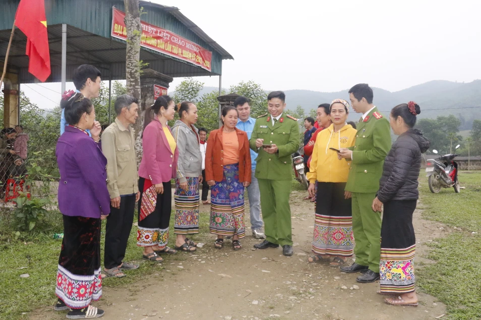 cong-an-nghe-an-tang-cuong-bam-nam-dia-ban-tuyen-truyen-pho-bien-phap-luat-cho-nguoi-dan-o-mien-tay-xu-ngheanh-pham-thuy-3934.jpg.webp