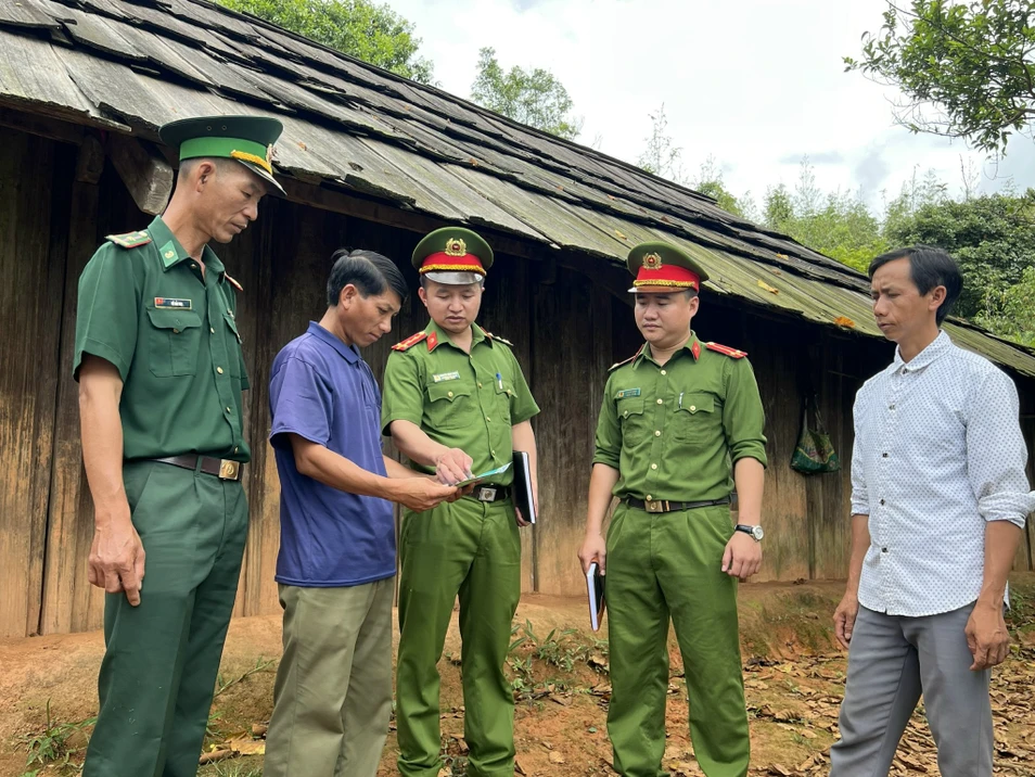 cong-an-xa-tri-le-que-phong-phoi-hop-bien-phong-tri-le-tuyen-truyen-phap-luat-ve-de-an-xa-bien-gioi-sach-ve-ma-tuy-anh-duc-vu-4965.jpg.webp