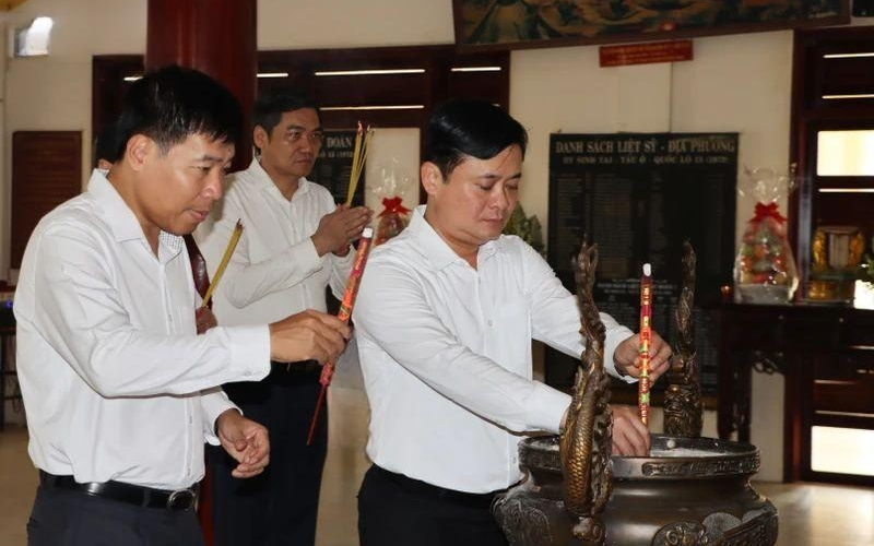 Đoàn công tác tỉnh Nghệ An dâng hương tưởng niệm tại các di tích lịch sử ở Bình Phước