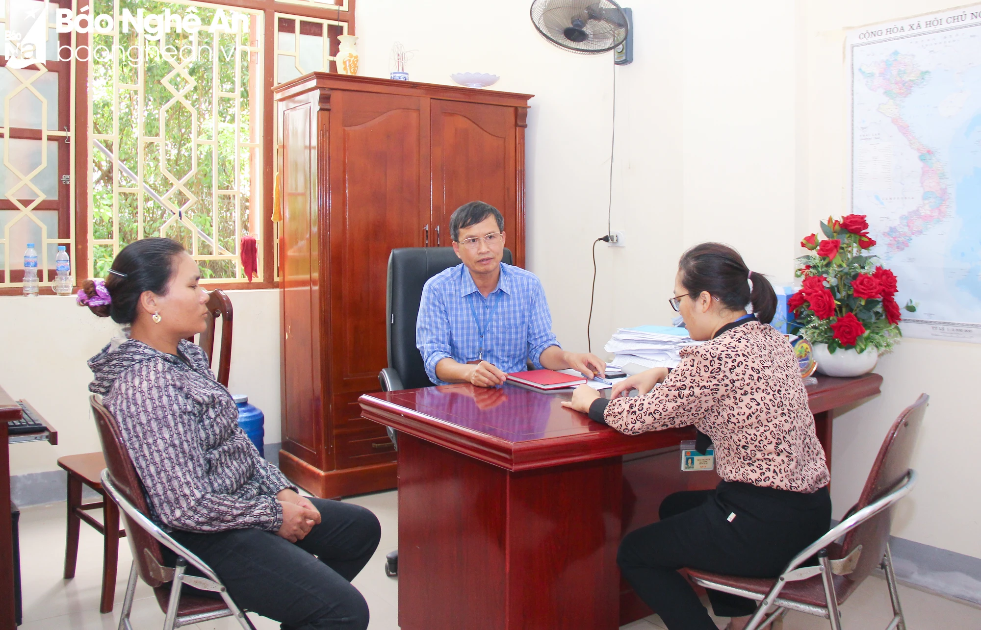bna-can-bo-cong-chuc-xa-dien-thanh-huyen-dien-chau-trao-doi-thong-nhat-viec-giai-quyet-cong-viec-cho-dan-anh-bai-mai-hoa-9238.jpg.webp