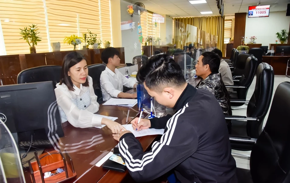 bna-nguoi-dan-lam-thu-tuc-anh-thanh-le-8854.jpeg.webp