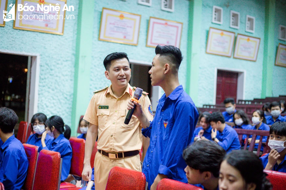 bna-tuyen-truyen-luat-giao-thong-cho-hoc-sinh-tai-cac-truong-hoc-anh-dc-5652.jpg.webp