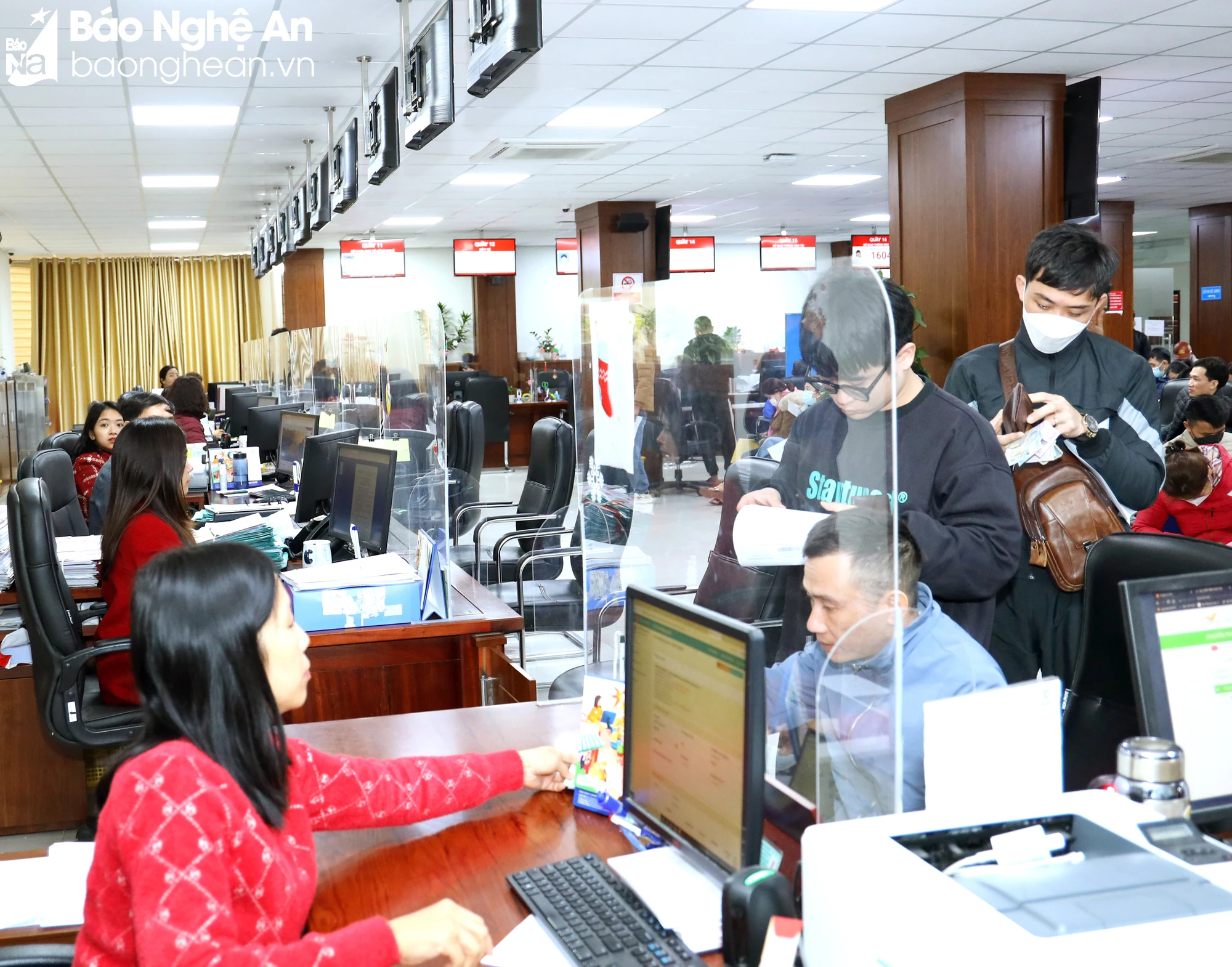 bna-nguoi-dan-thuc-hien-giao-dich-tai-trung-tam-phuc-vu-hanh-chinh-cong-tinh-anh-nguyen-nguyenjpg-9928.jpg.webp