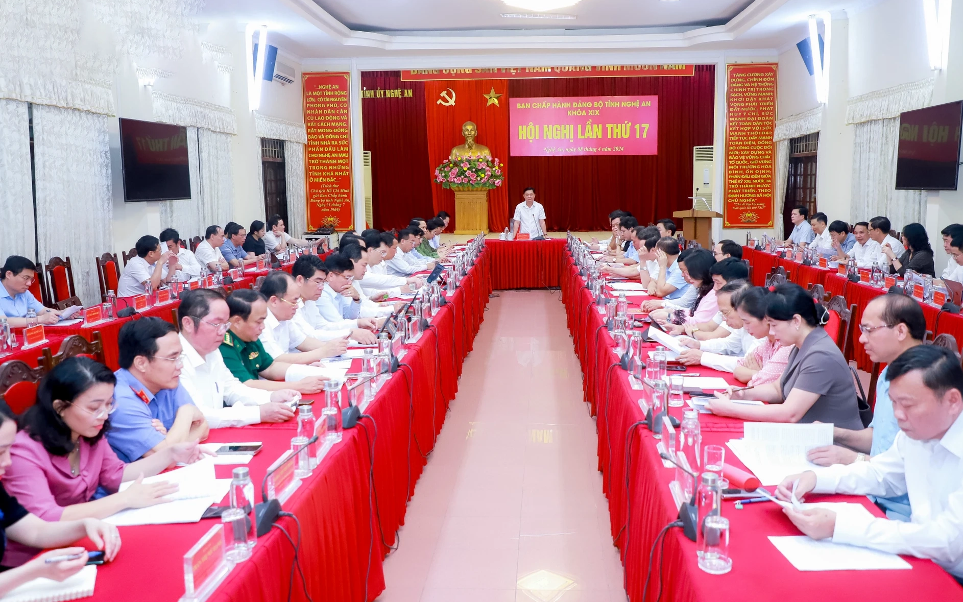 Hội nghị lần thứ 17 Ban Chấp hành Đảng bộ tỉnh Nghệ An khóa XIX