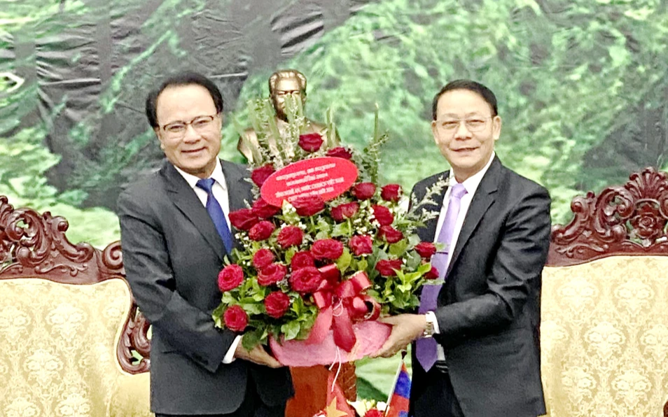 Đoàn công tác tỉnh Nghệ An chúc Tết cổ truyền Bunpimay tại tỉnh Xay Sổm Bun, nước CHDCND Lào