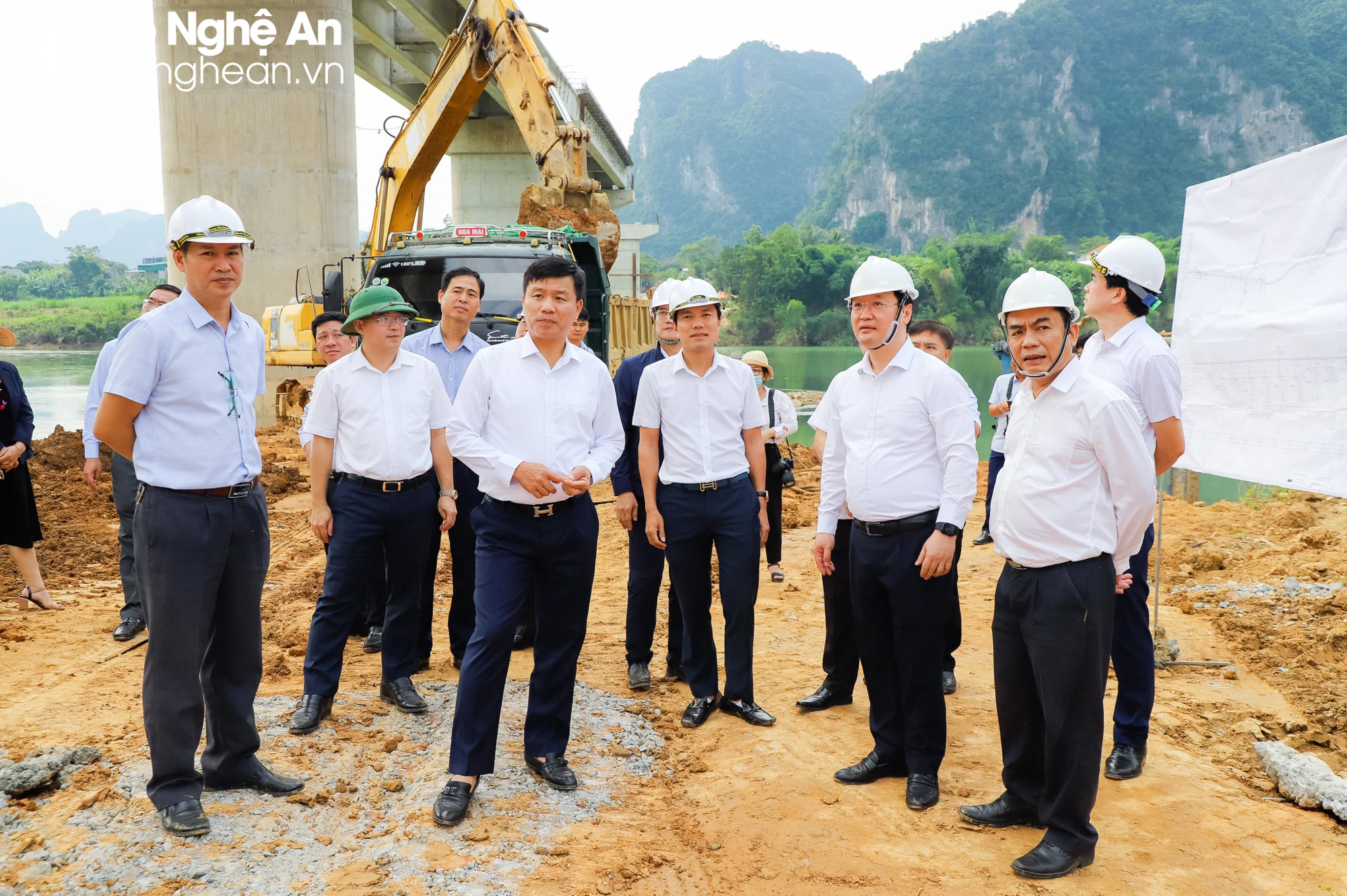 bna_c_chu-tich-ubnd-tinh-nguyen-duc-trung-chi-dao-cong-tac-xay-dung-co-so-ha-tang-o-huyen-con-cuong-anh-ba-hau-2-4699.jpg.webp