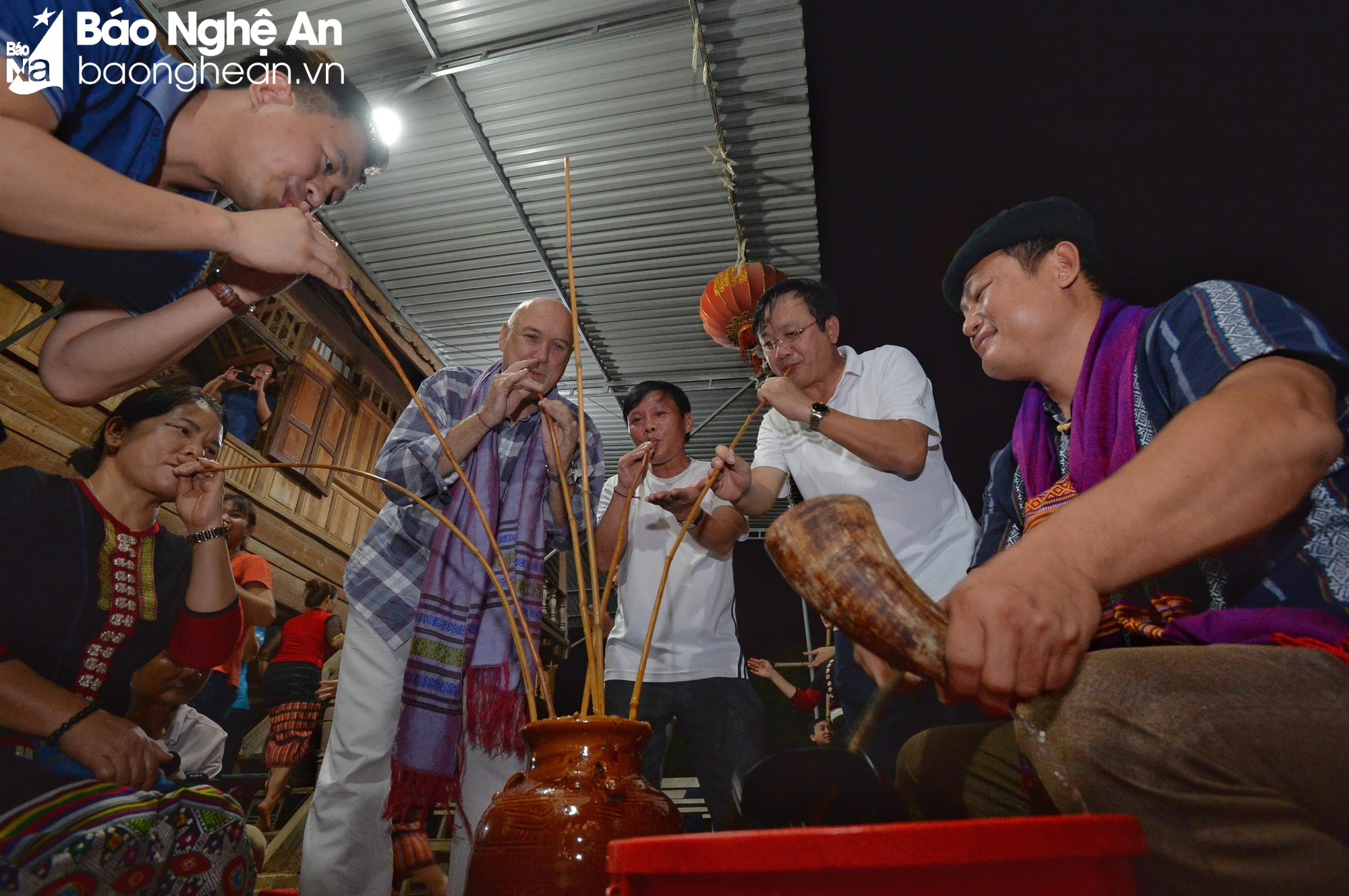 bna_c_du-khach-quoc-te-den-voi-ban-khe-ran-xa-bong-khe-huyen-con-cuong-anh-thanh-cuong-1-707.jpeg.webp