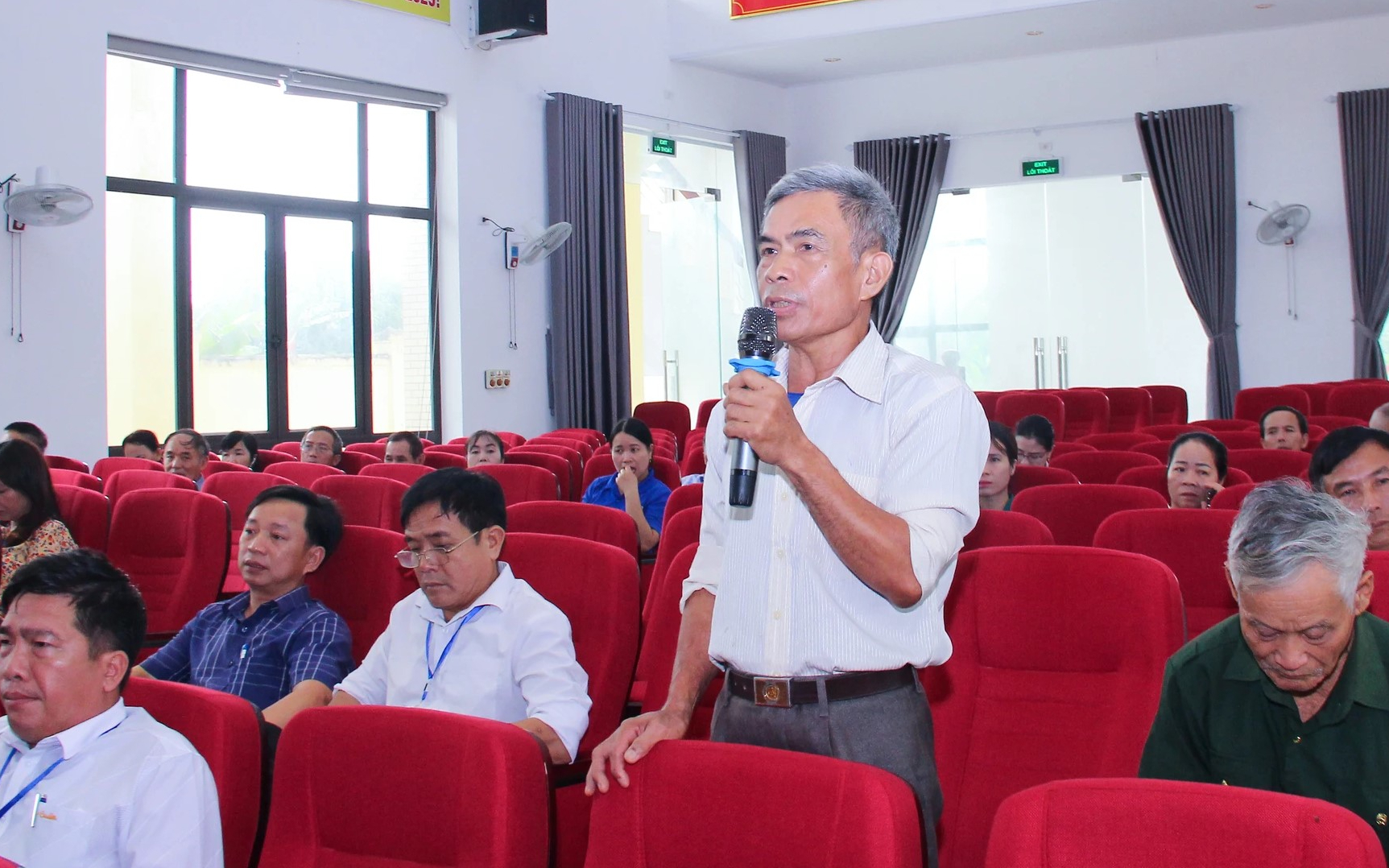 Cử tri huyện Yên Thành phản ánh thủ tục cấp đổi giấy chứng nhận quyền sử dụng đất rườm rà, gây khó khăn cho người dân