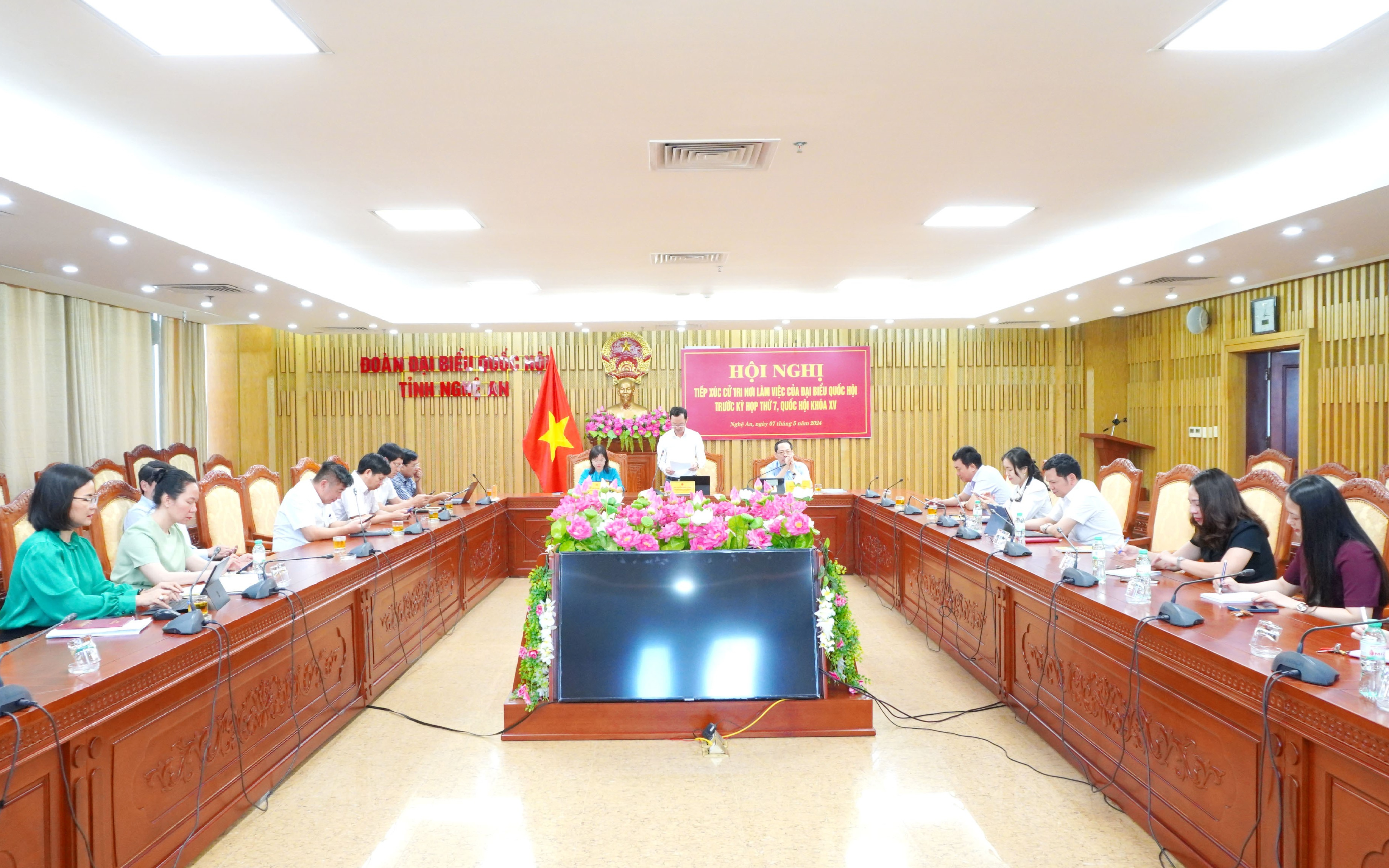 Phó trưởng Đoàn ĐBQH tỉnh và đại biểu Quốc hội chuyên trách tiếp xúc cử tri nơi làm việc