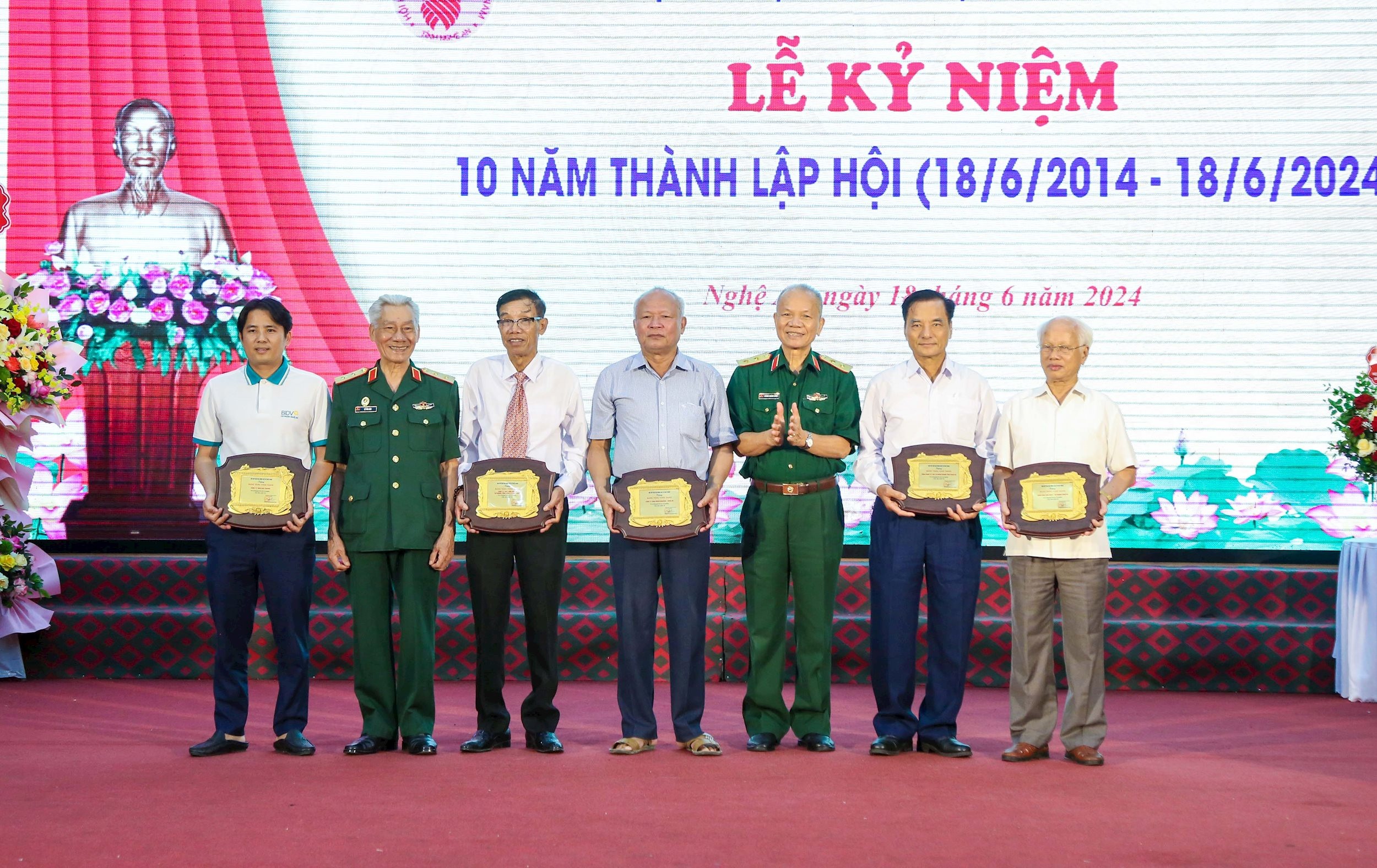 bna_hoi-ho-tro-gia-dinh-liet-si-viet-nam-tang-bang-vang-vinh-danh-cho-6-tap-the-2-ca-nhan-bb0552d555fc55e624503679853ccd48.jpg