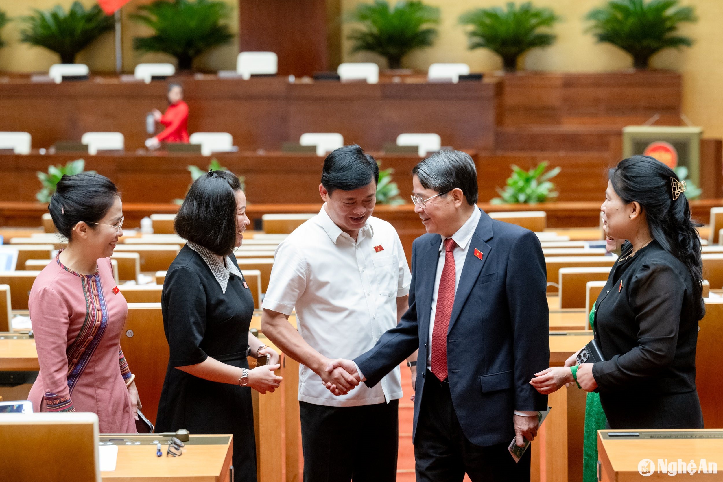 bna_pho-chu-tich-quoc-hoi-nguyen-duc-hai-chuc-mung-tinh-nghe-an-vua-duoc-quoc-hoi-ban-hanh-nghi-quyet.-anh-pham-thang.jpg