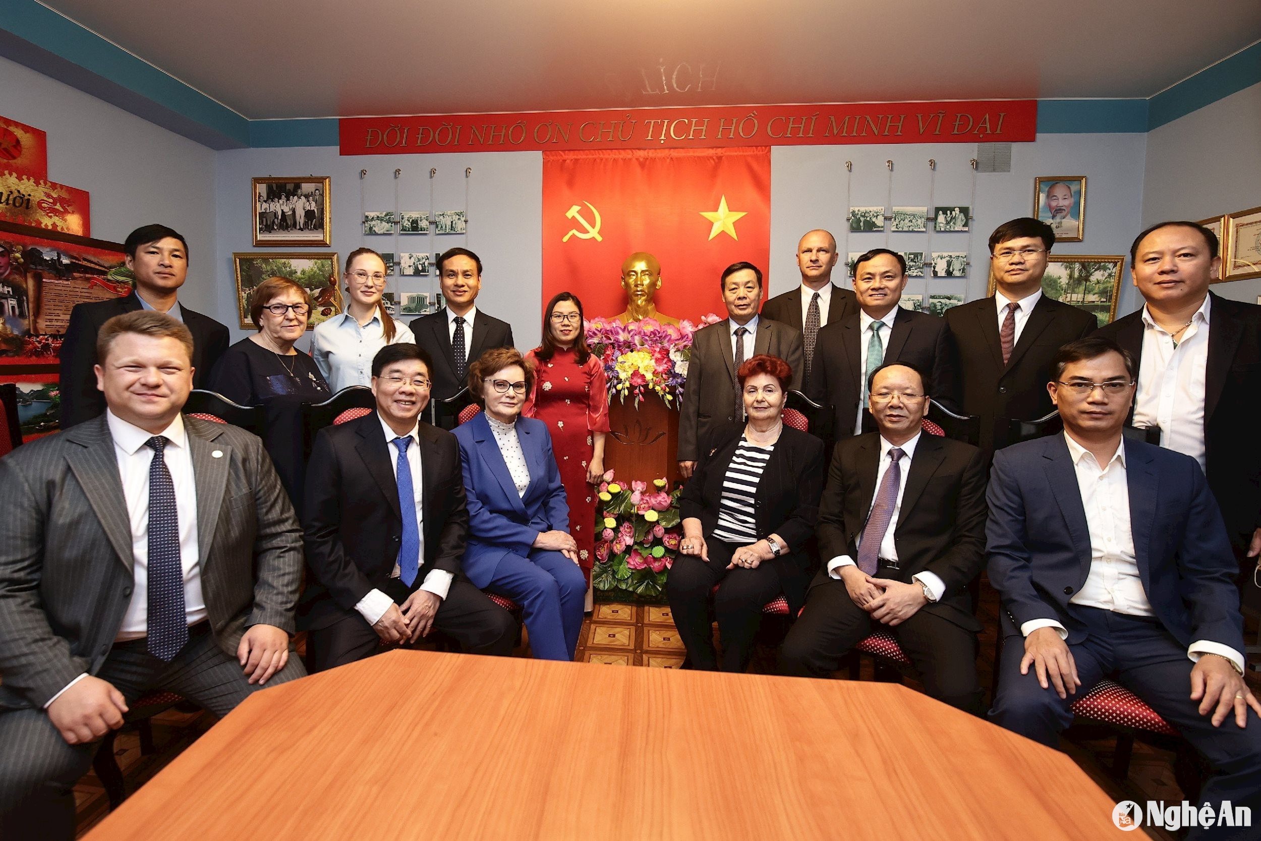 bna_doan-chup-anh-luu-niem-tai-phong-chu-tich-ho-chi-minh.jpeg