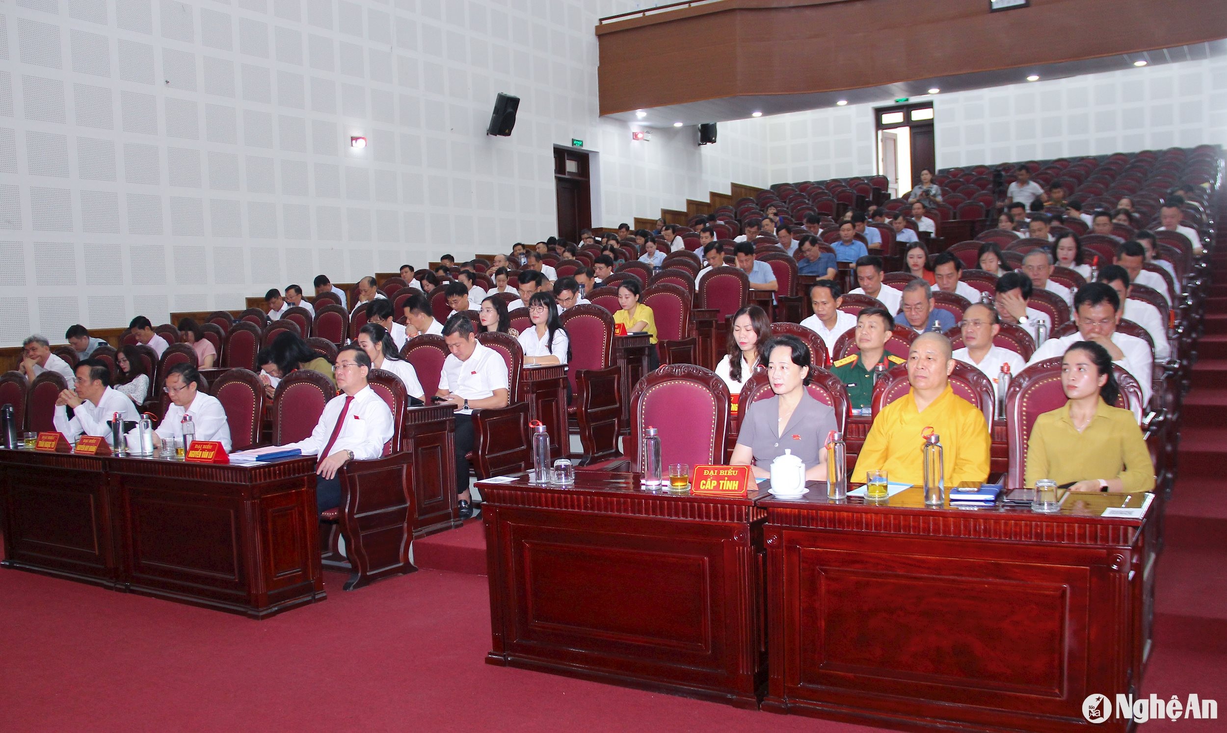 bna_-cac-dai-bieu-hdnd-tinh-va-hdnd-thanh-pho-tham-du-ky-hop.-anh-mai-hoa.jpg