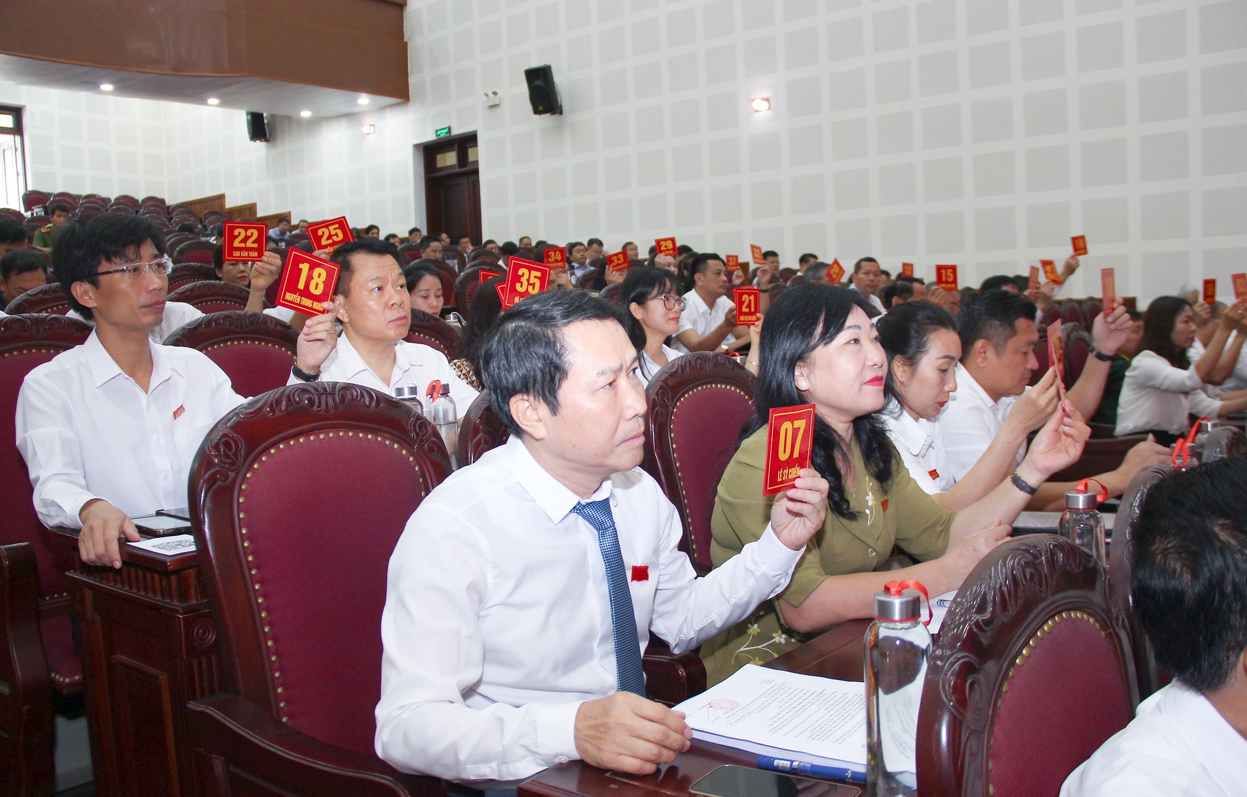 bna_-cac-dai-bieu-bieu-quuyet-thong-qua-nghi-quyet-tai-ky-hop.-anh-mai-hoa-1c91477cacf15e5441e5db4347135c72.jpg