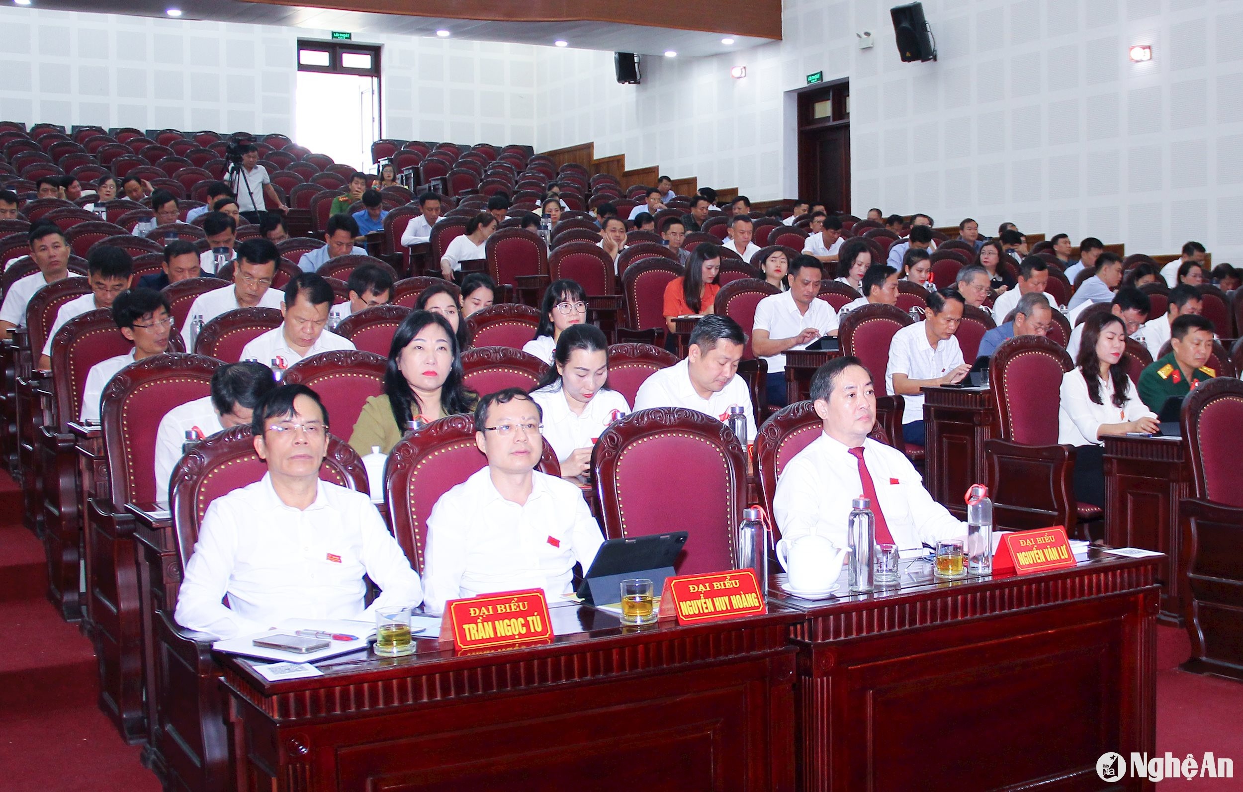 bna_-cac-dai-bieu-hdnd-thanh-pho-vinh-tham-gia-ky-hop.-anh-mai-hoa.jpg