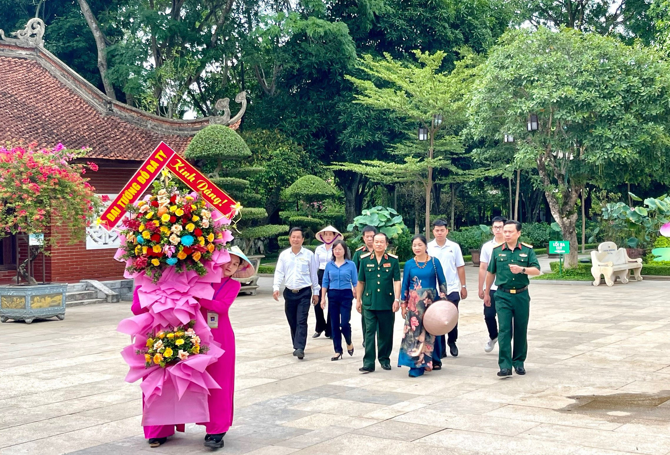 Đại tướng Đỗ Bá Tỵ, nguyên Phó Chủ tịch Quốc hội dâng hoa, dâng hương tưởng niệm Chủ tịch Hồ Chí Minh và các Anh hùng liệt sĩ tại tỉnh Nghệ An
