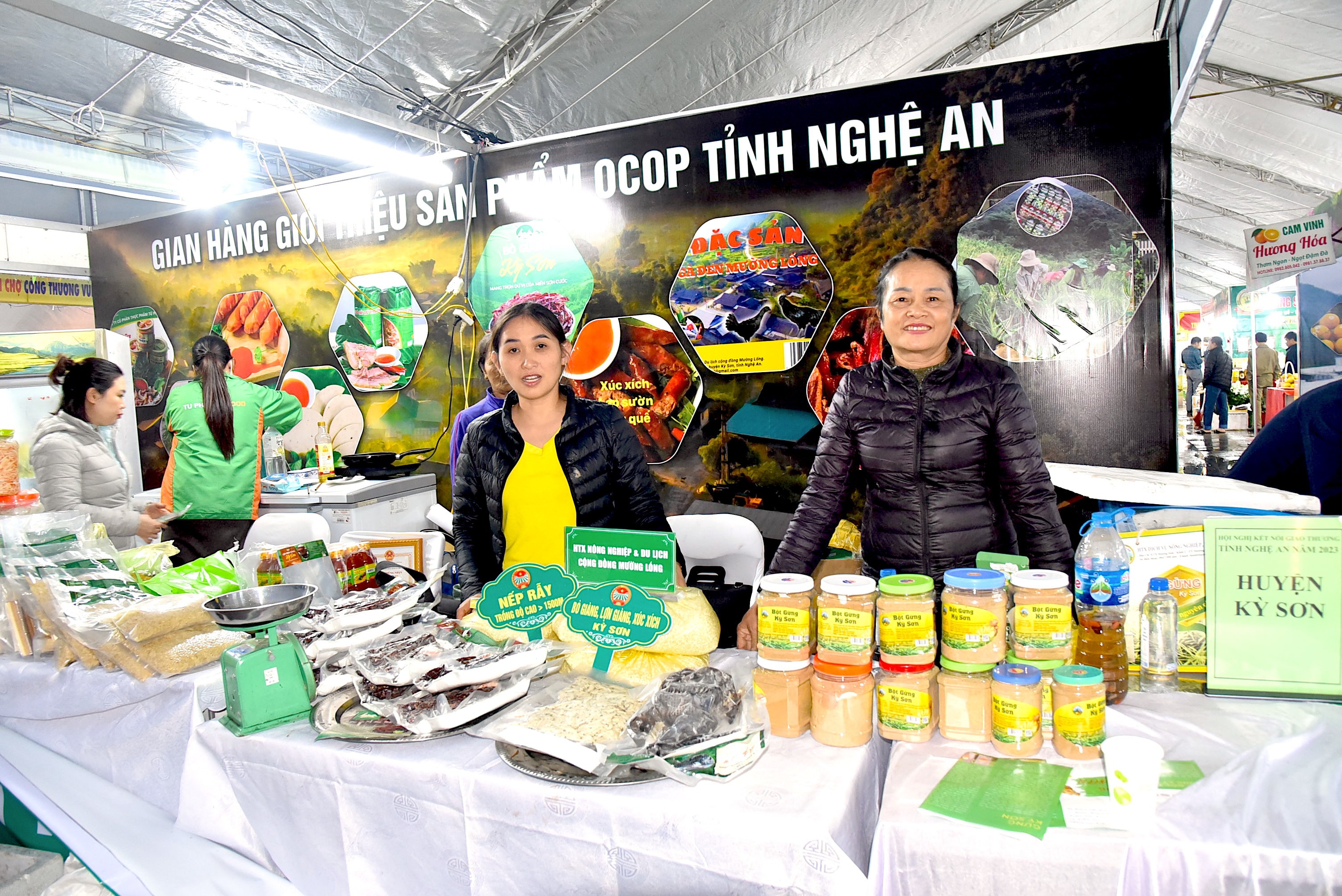 uploaded-hoaithubna-2023_12_09-_bna-gian-hang-gioi-thieu-dac-san-ky-son-tai-hoi-cho-thuong-mai-vung-bac-trung-bo-thang-122023-tai-tp-vinh-6661.jpg