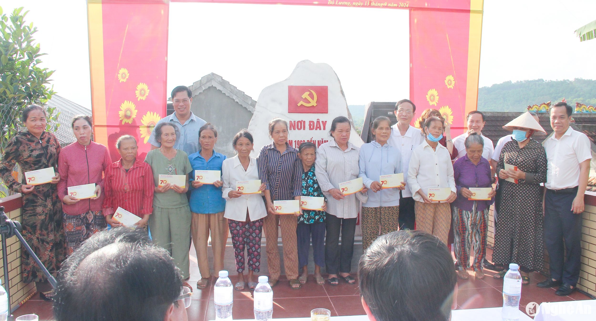 bna_-lanh-dao-dang-uy-khoi-va-cac-dang-bo-truc-thuoc-cung-lanh-dao-huyen-do-luong-trao-qua-cho-cac-ho-co-hoan-canh-kho-khan-tai-xa-quang-son.-anh-mai-hoa.jpg