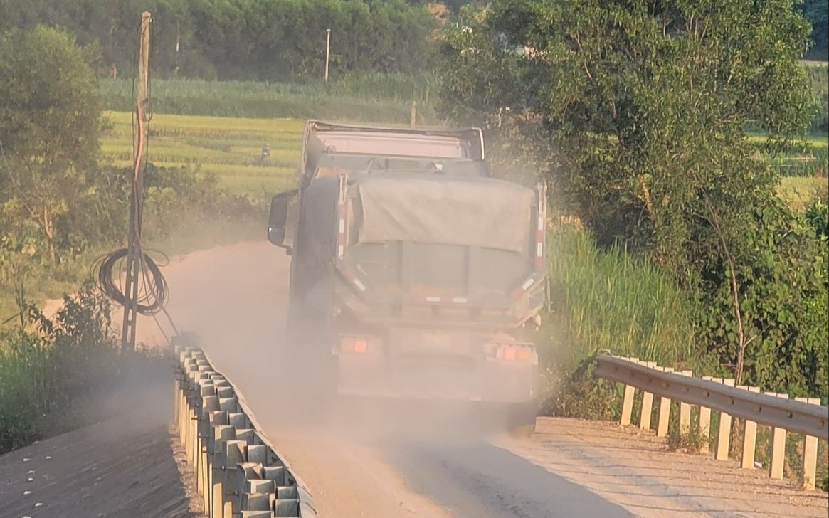 Công an tỉnh trả lời cử tri Bùi Đặng Vân, xã Nghĩa Hành, huyện Tân Kỳ về xử lý tình trạng xe chở cát quá tải lưu thông trên tuyến Tỉnh lộ 534