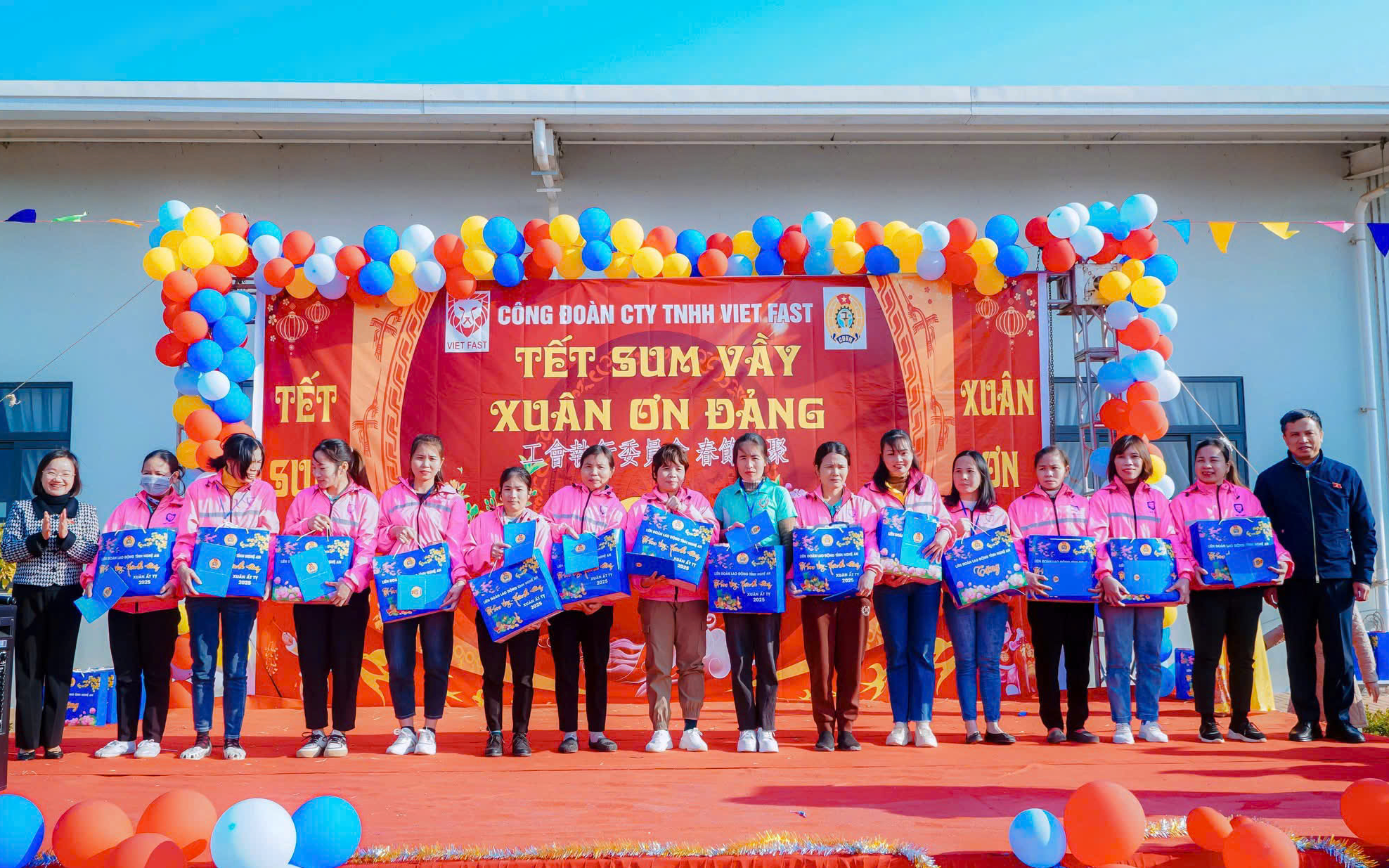 Đoàn đại biểu Quốc hội tỉnh Nghệ An trao quà tết cho công nhân lao động và người nghèo