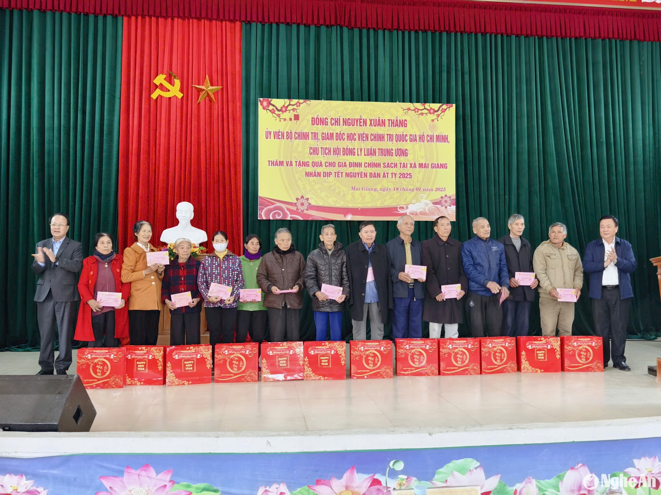 Đồng chí Nguyễn Xuân Thắng thăm, tặng quà Tết các gia đình chính sách tại huyện Thanh Chương