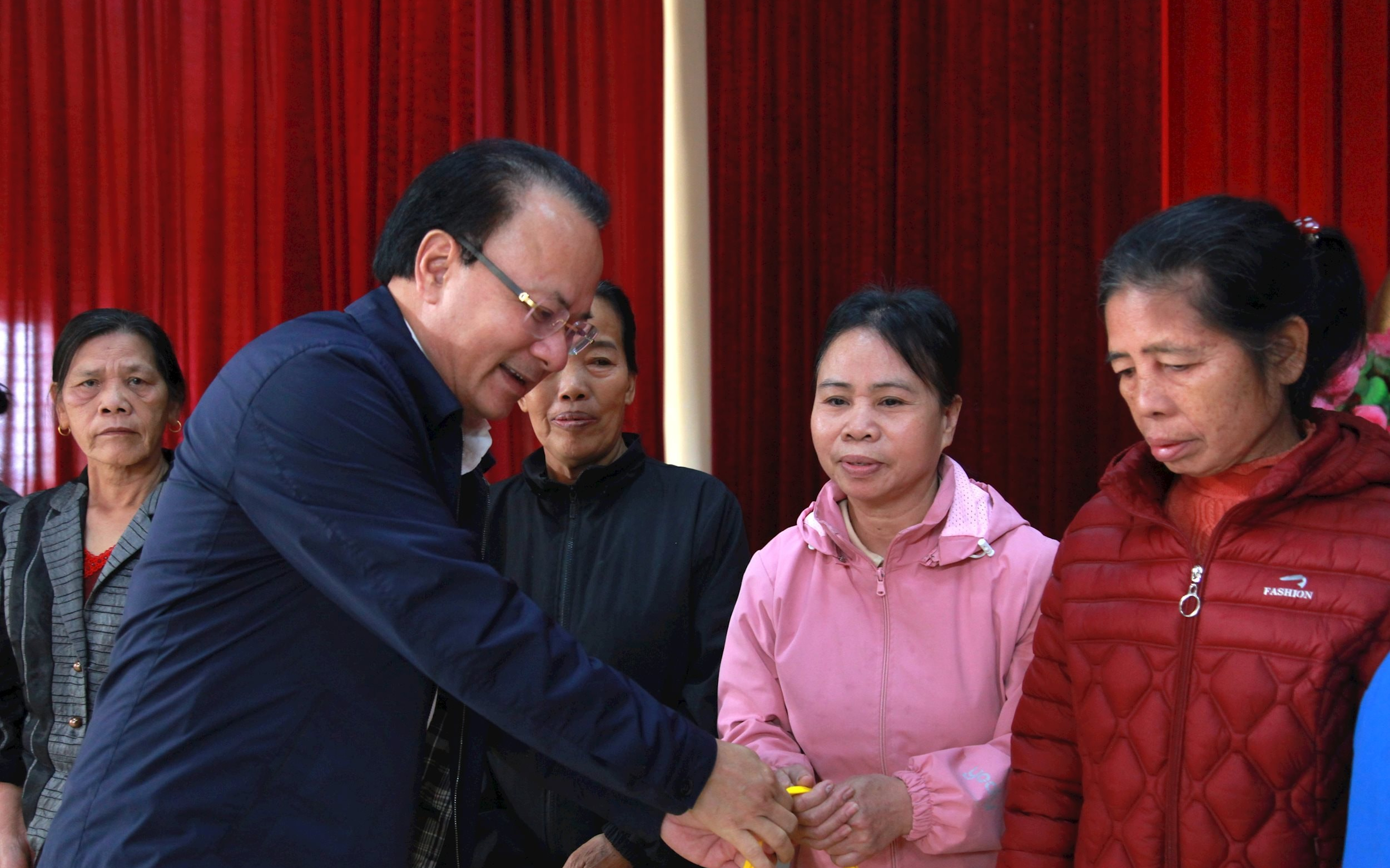 Thường trực HĐND tỉnh Nghệ An tặng quà Tết tại Thanh Chương, Hưng Nguyên
