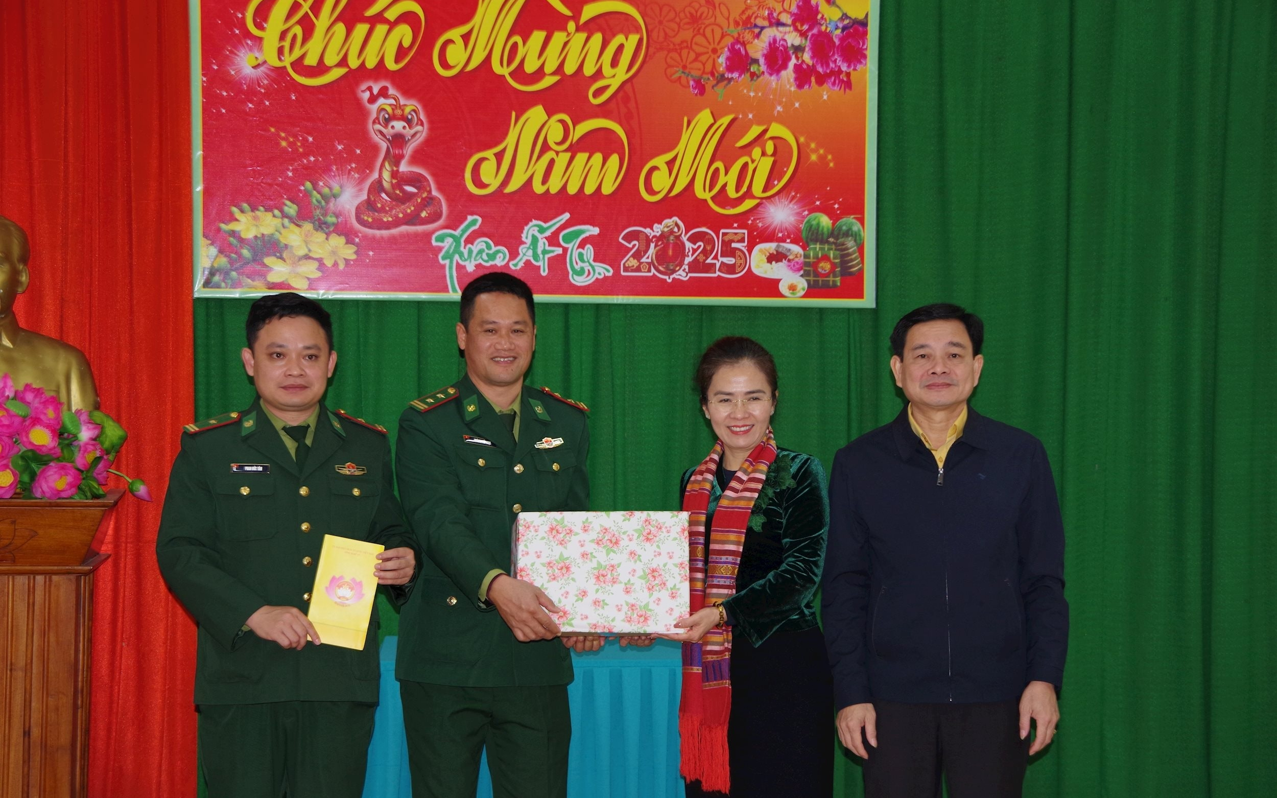 Chủ tịch Ủy ban MTTQ tỉnh chúc Tết cán bộ, chiến sĩ Đồn Biên phòng Mỹ Lý