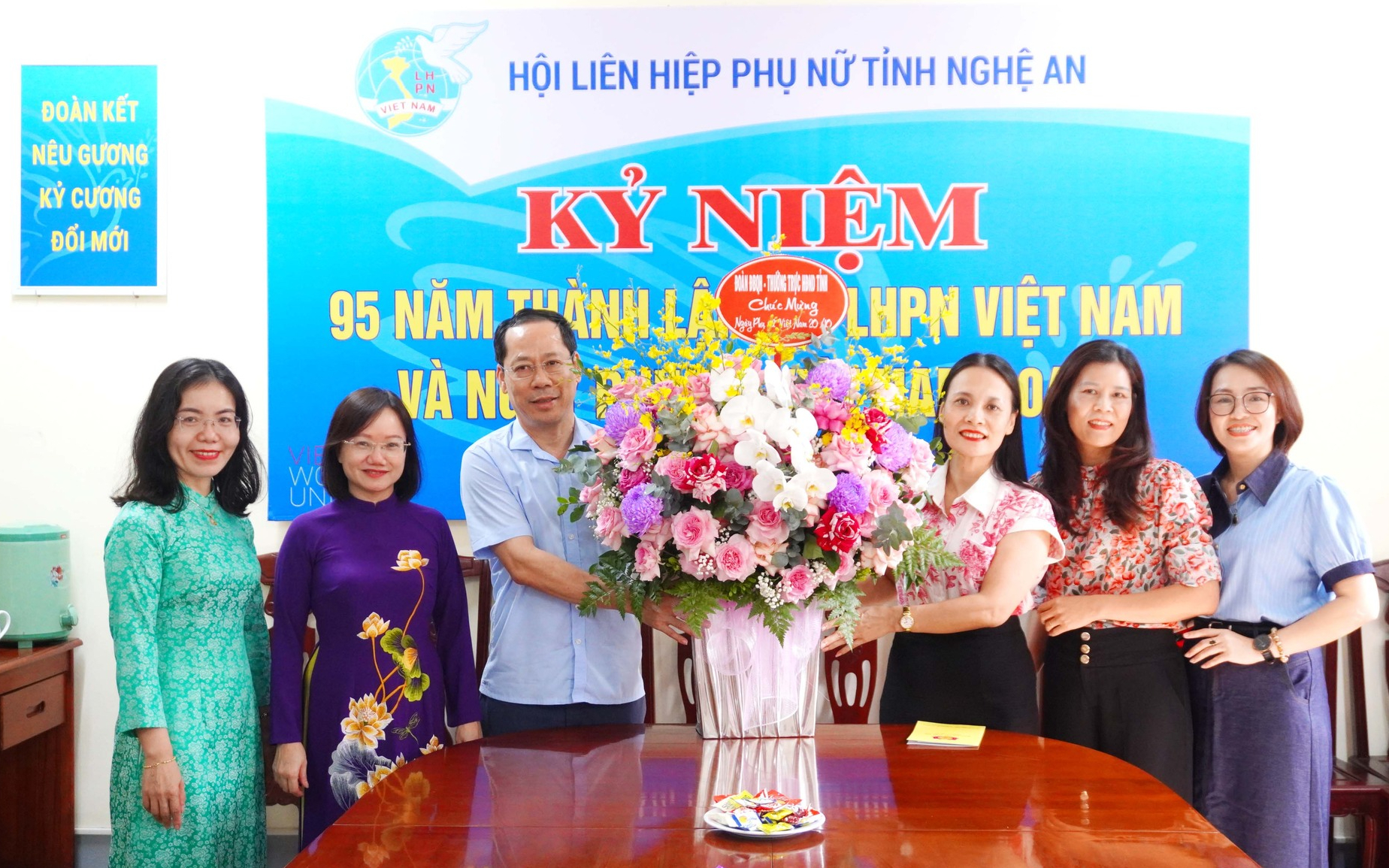 Đoàn đại biểu Quốc hội và Thường trực HĐND tỉnh chúc mừng Hội Liên hiệp Phụ nữ tỉnh nhân dịp 20/10