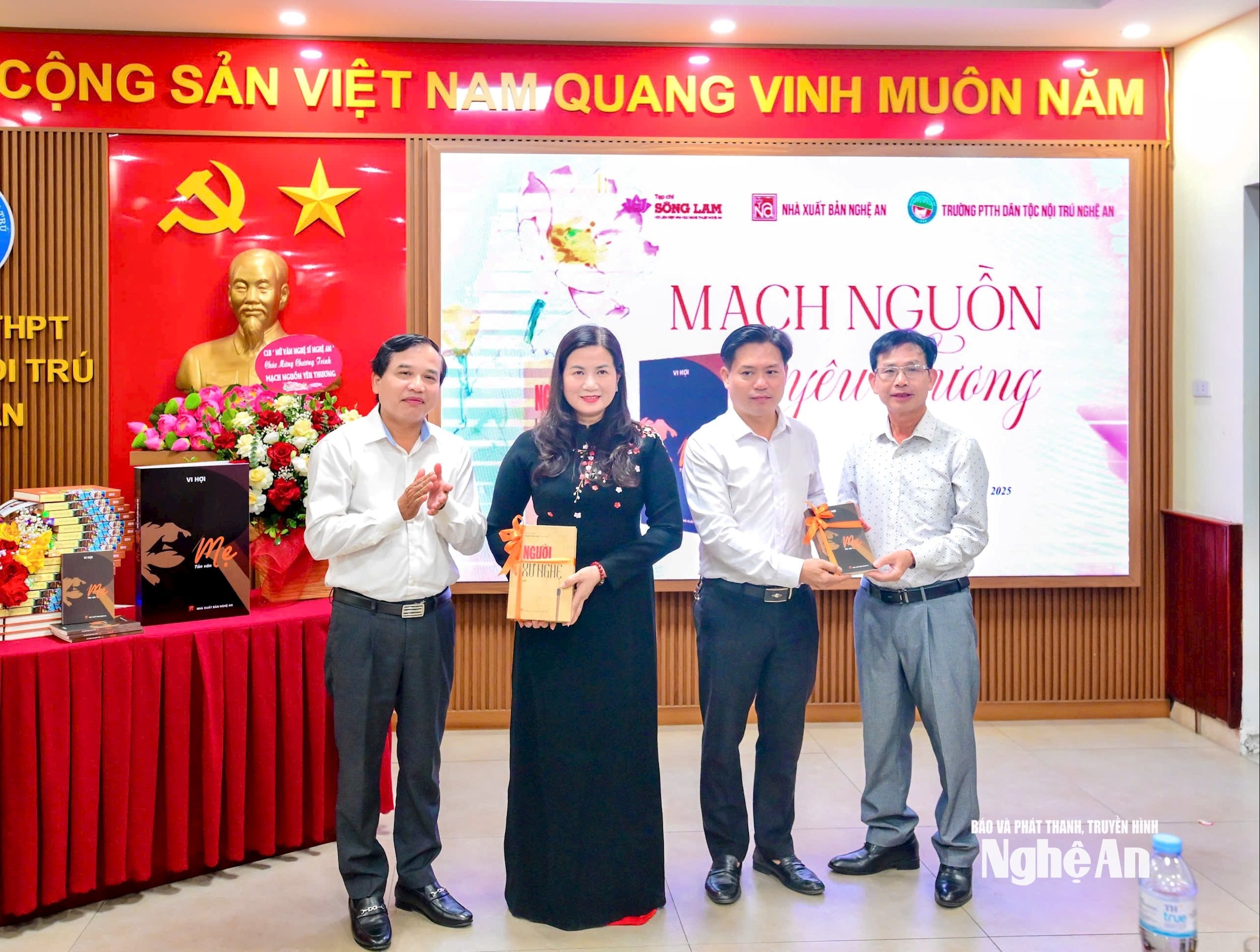 tac-giai-nguyen-nhu-khoi-va-vi-hoi-trao-tang-sach.jpg