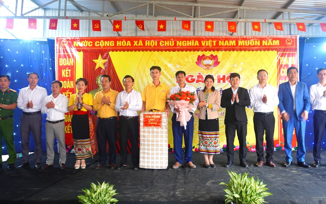Đồng chí Lô Thị Kim Ngân - Trưởng Ban Dân tộc HĐND tỉnh dự Ngày hội Đại đoàn kết tại xã Châu Lộc