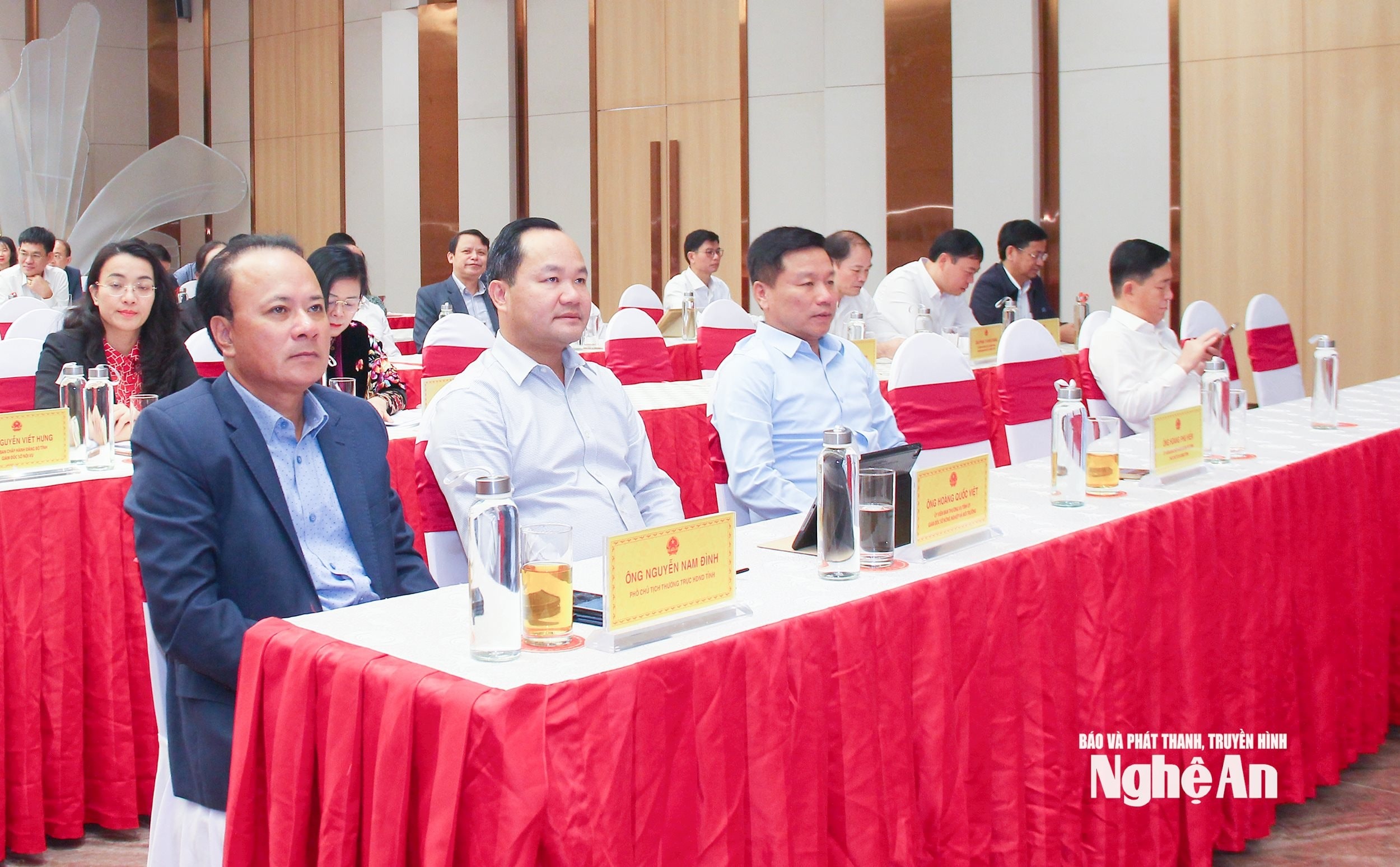 bna_-cac-dong-chi-lanh-daao-tinh-tham-du-hoi-nghi-tai-diem-cau-nghe-an.-anh-mai-hoa.jpg